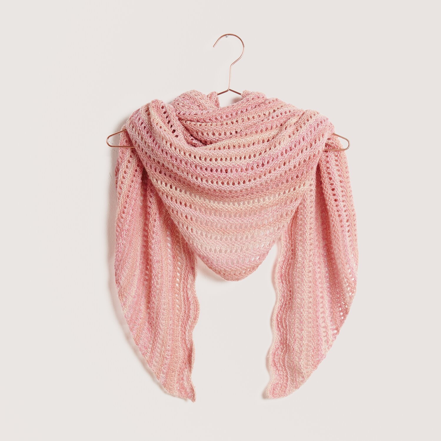 Strickset Dreieckstuch Modell 06 in Rosa, elegant drapiert auf einem Kleiderbügel. Ideal für Frühling und Sommer.
