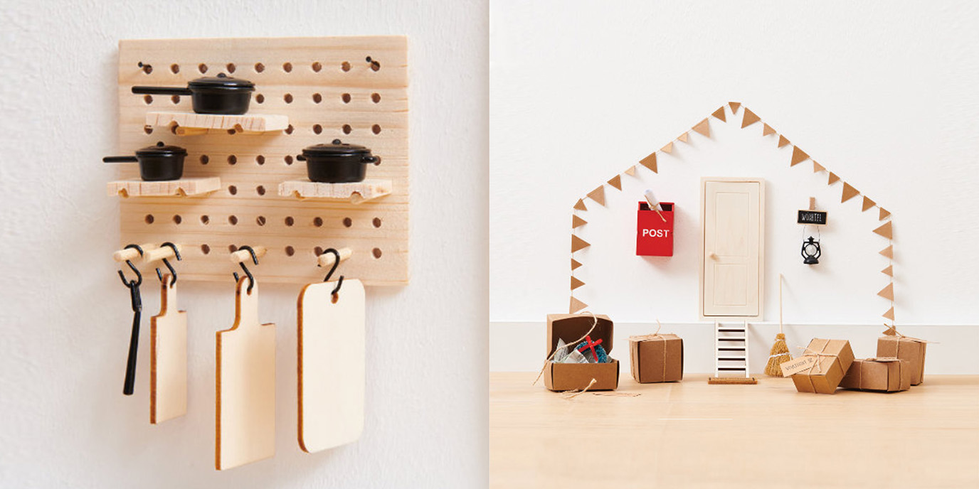 Zwei Bilder nebeneinander. Ein Miniatur-Wandregal mit Töpfen und Holzbrettchen und eine Wichteltür mit Miniatur-Geschenken.