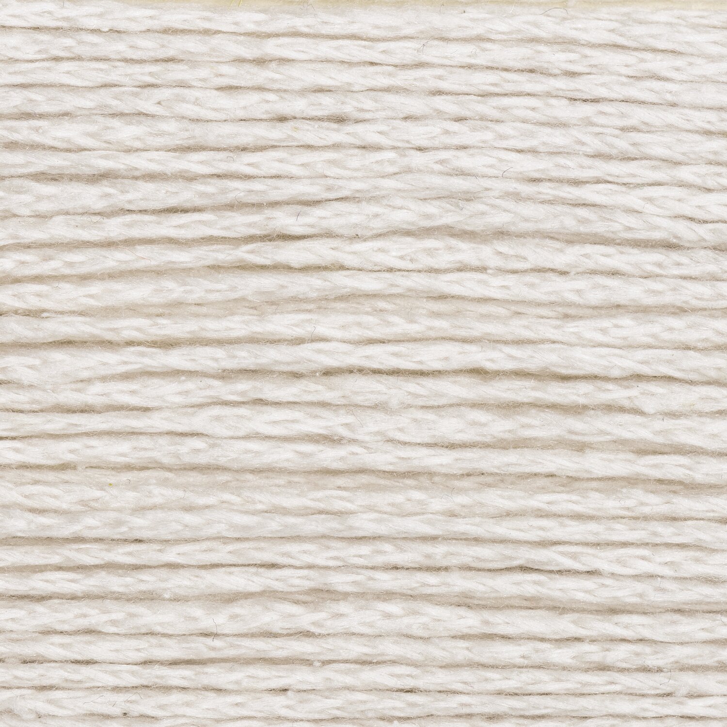 Fashion Silk Blend dk, feines Strickgarn von Rico Design in hellem Naturton, Detailansicht der glatten Fäden, Knäuelgröße 50g 210m für Projekte.