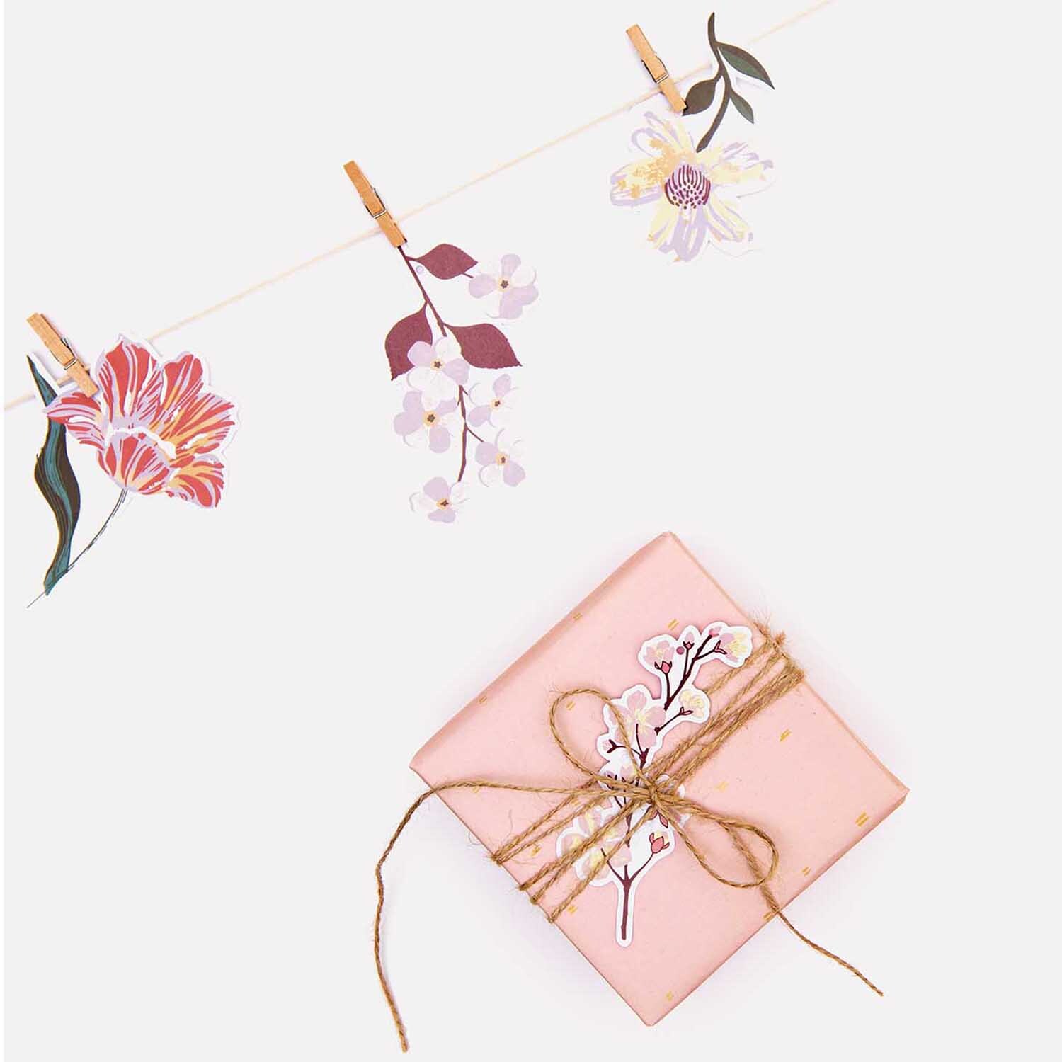 Paper Poetry Papieranhänger Blumen 8 Stück: Dekorative Blumenanhänger an einer Leine und Geschenkverpackung mit floralen Motiven.