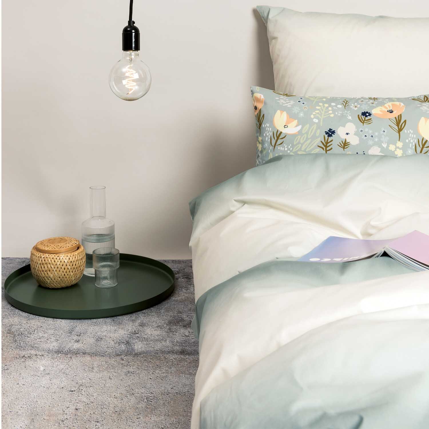 Druckstoff Crafted Nature zeigt ein stilvolles Schlafzimmer mit grauem Farbverlauf und eleganten Details.
