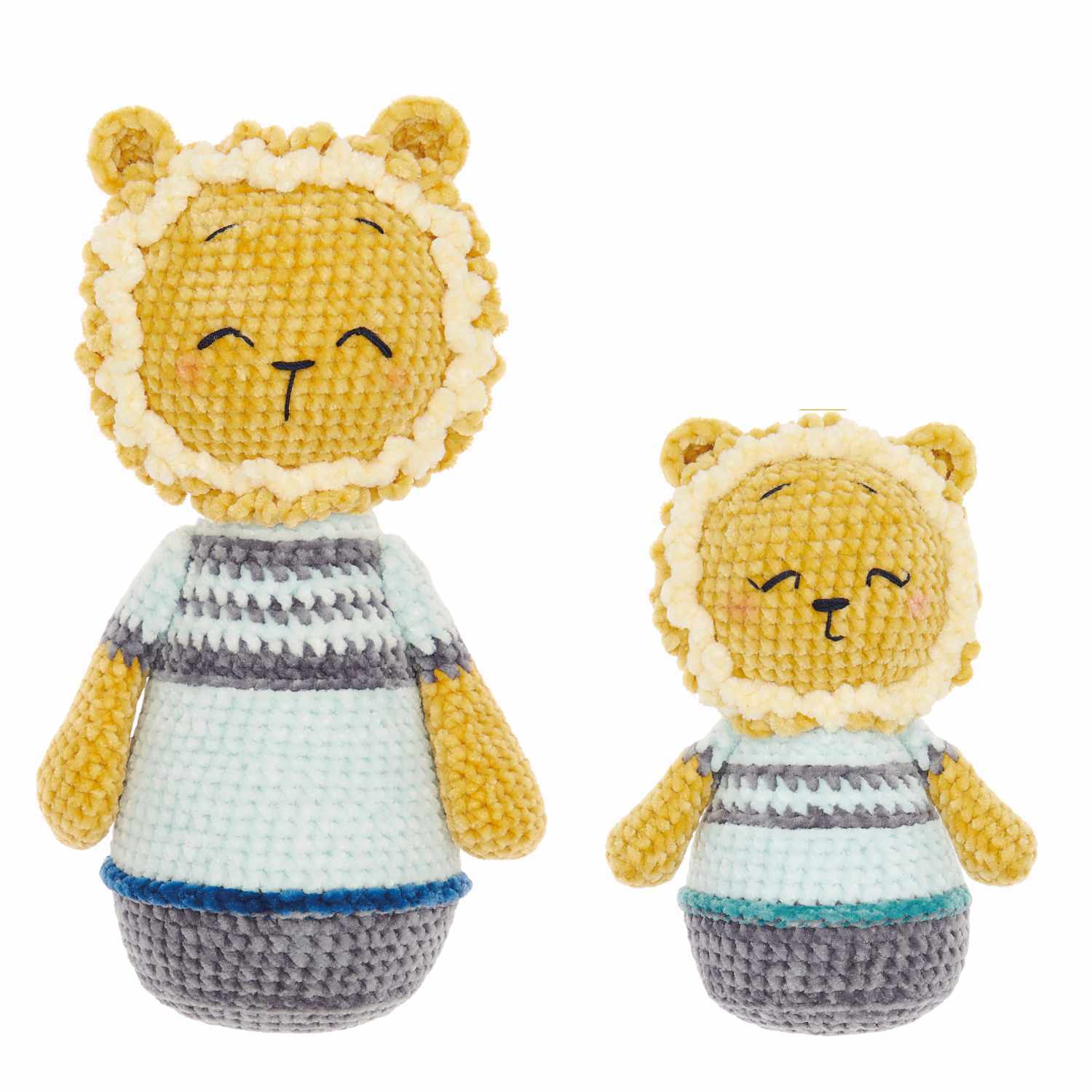 Häkelset Papa Löwe und Linus aus Ricorumi Mini Me: Zwei gehäkelte Löwen in bunten Streifenpullovern.