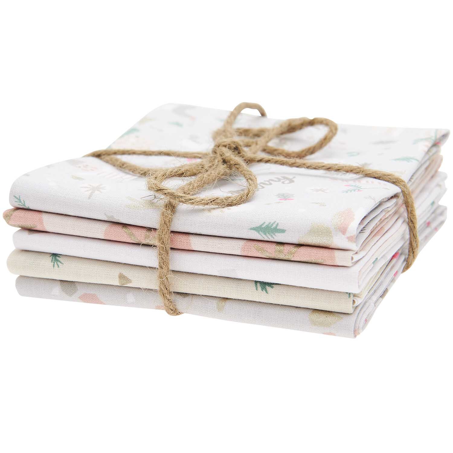 Stoffpaket Nostalgic Christmas Musselin Elfen von Rico Design, gebunden mit Juteschnur, zeigt zarte Muster in Pastelltönen.