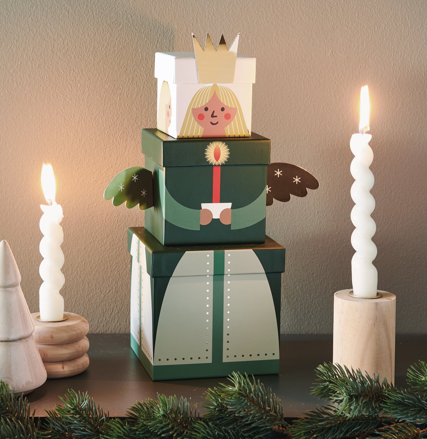 Geschenkboxen-Set Engel: Sechsteiliges Set von Rico Design, dekoriert mit Engelsmotiv und Kerzen.