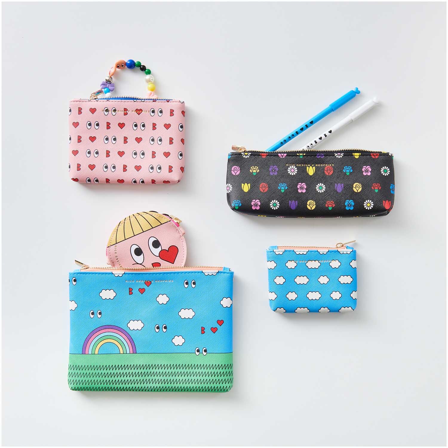 Rico Design x Redfries Portemonnaie Eye Candy 9,5cm: Bunte Geldbörsen mit fröhlichen Mustern und Regenbogenmotiv auf hellem Hintergrund.