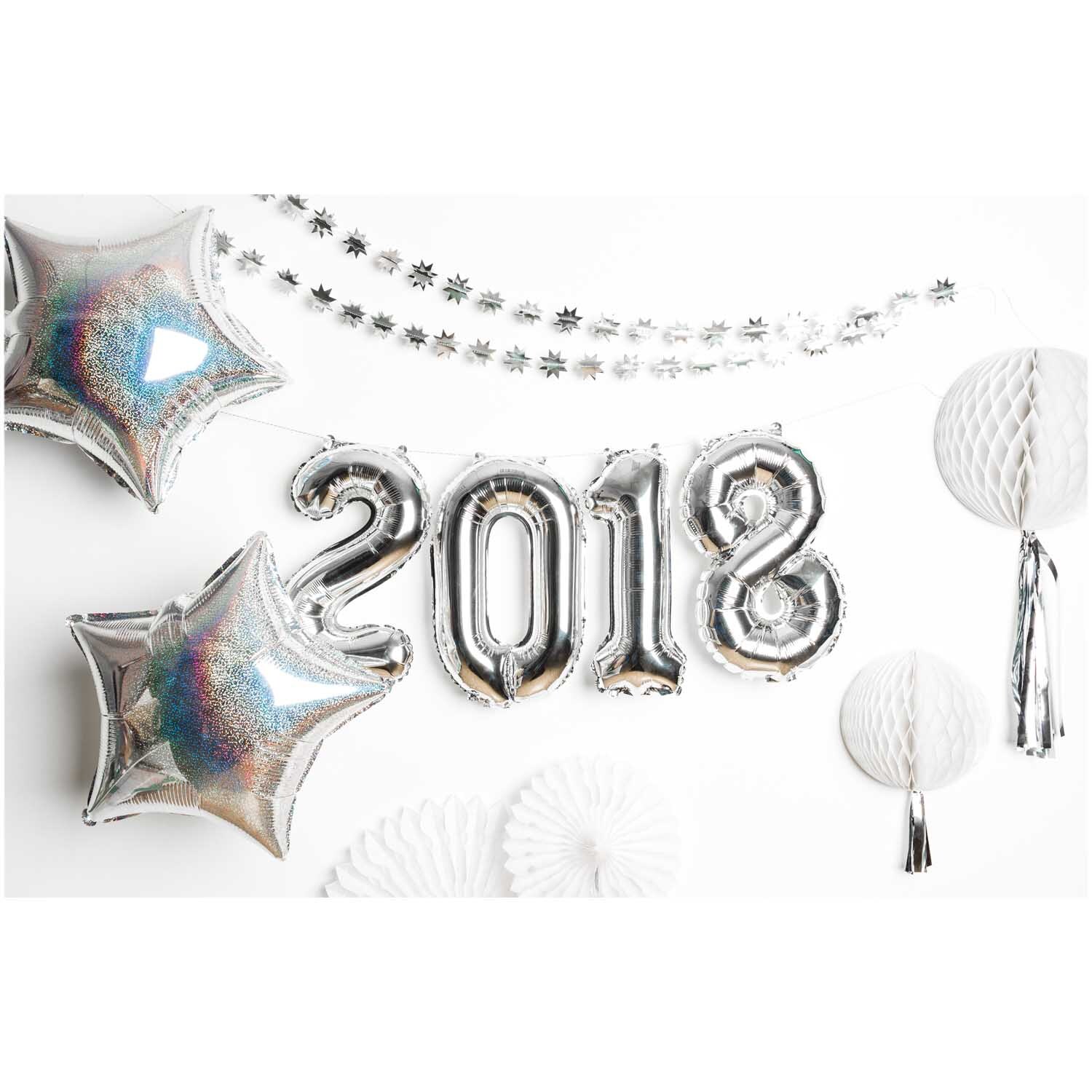 Folienballon Stern silber-holographic klein 36cm von Rico Design, umgeben von silbernen Zahlenballons und Dekorationen.