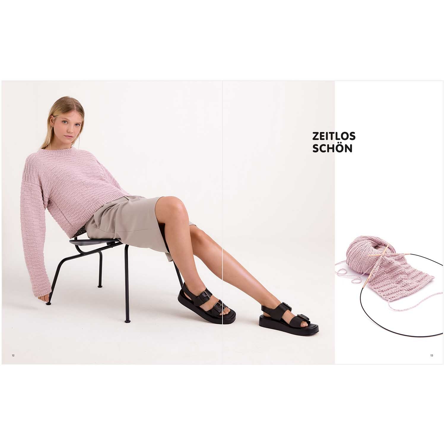 Luxury Knits Summer Special: Frau in rosa Strickpullover von Rico Design, sitzt lässig auf Stuhl.