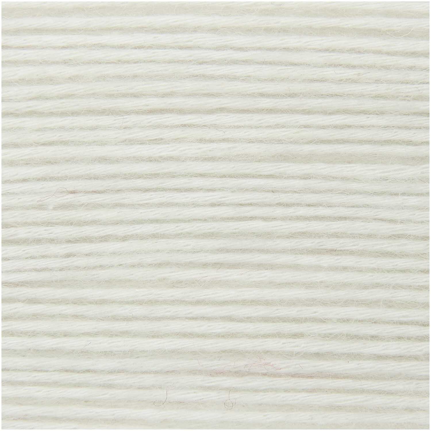 Creative Cotton Fleece dk von Rico Design in Offwhite, 100g 250m. Nahaufnahme von weicher, gleichmäßiger Baumwollfaser.