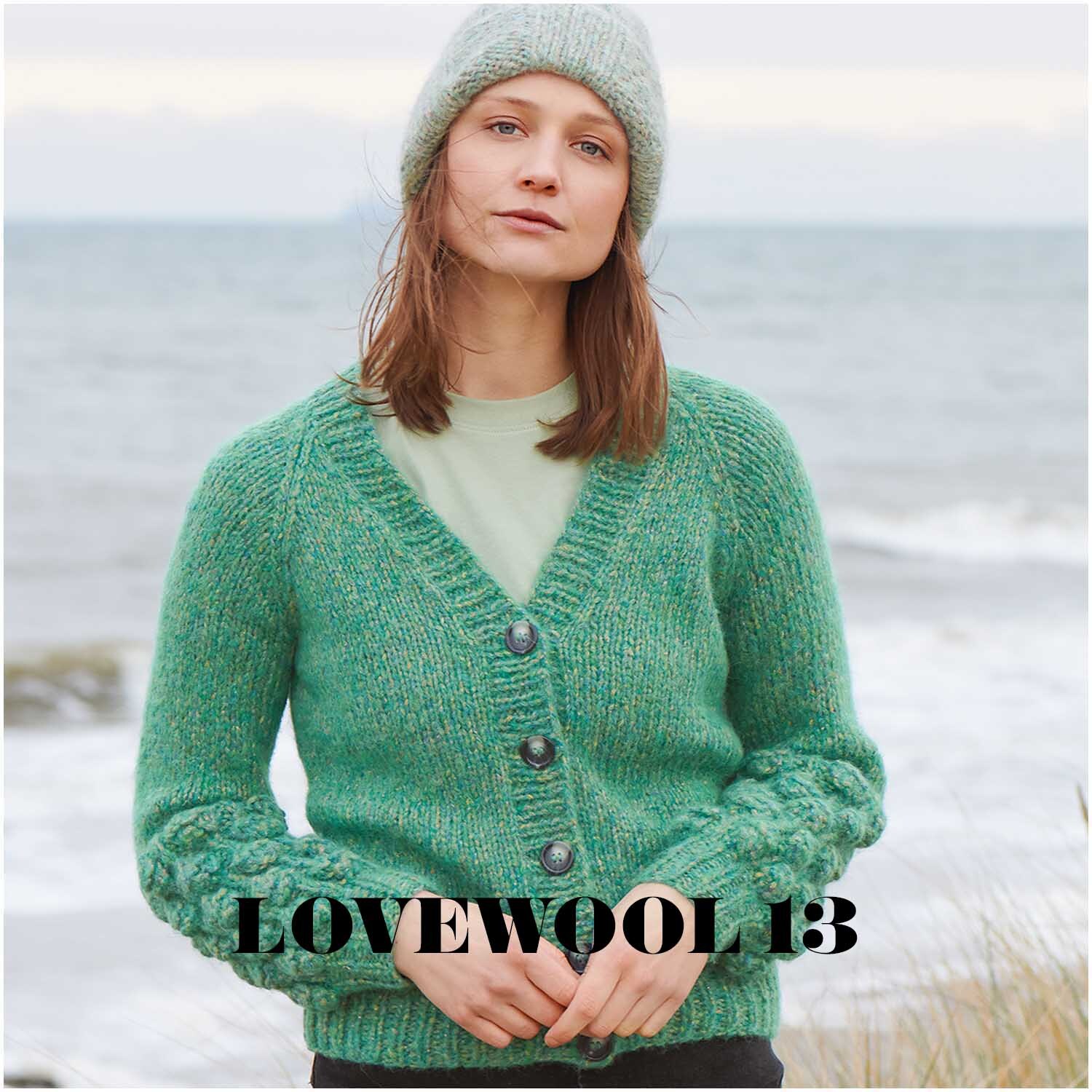 Fashion Alpaca BLING BLING: Frau am Strand in grünem Strick-Cardigan und Mütze, Rico Design.