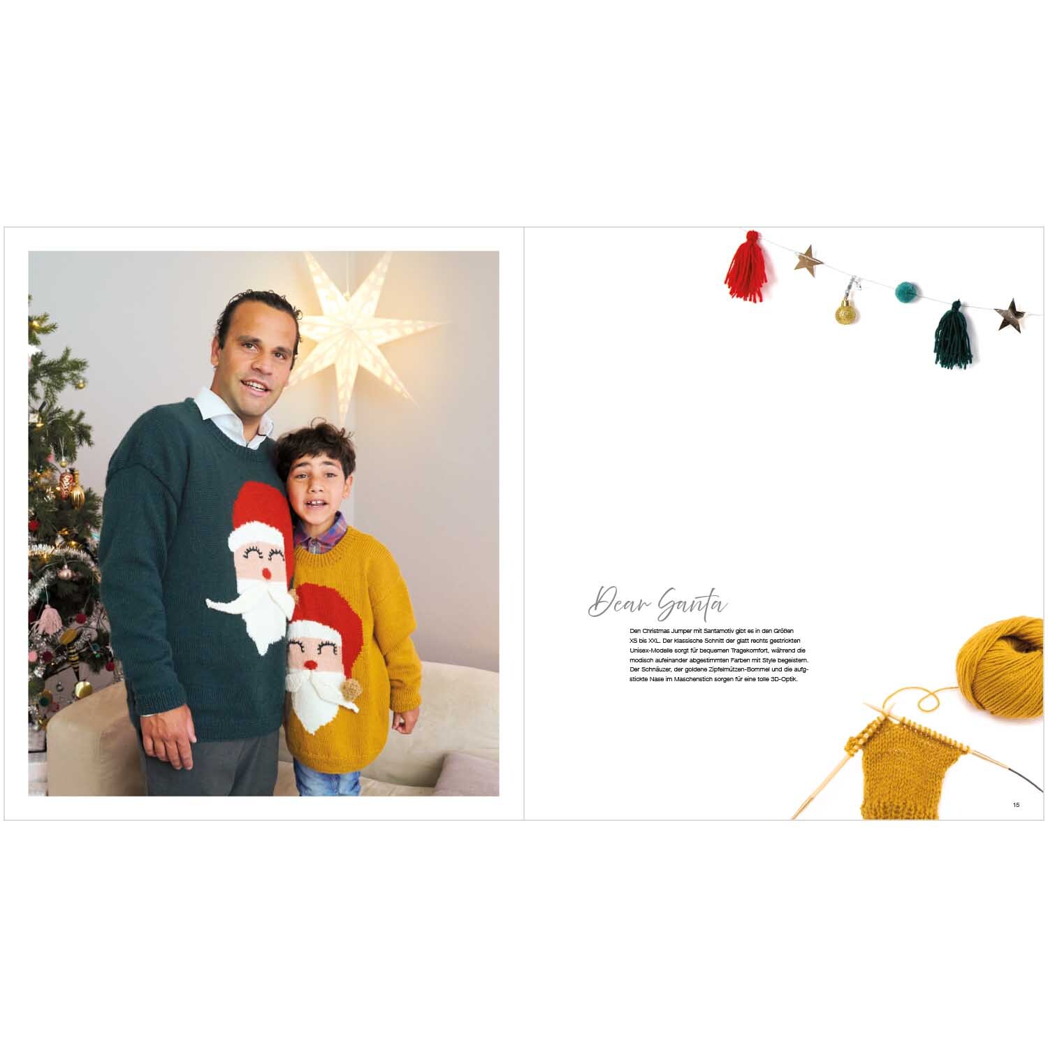 Christmas Jumper: Vater und Sohn tragen festliche Pullover mit Weihnachtsmotiv, lächelnd vor einem geschmückten Baum.