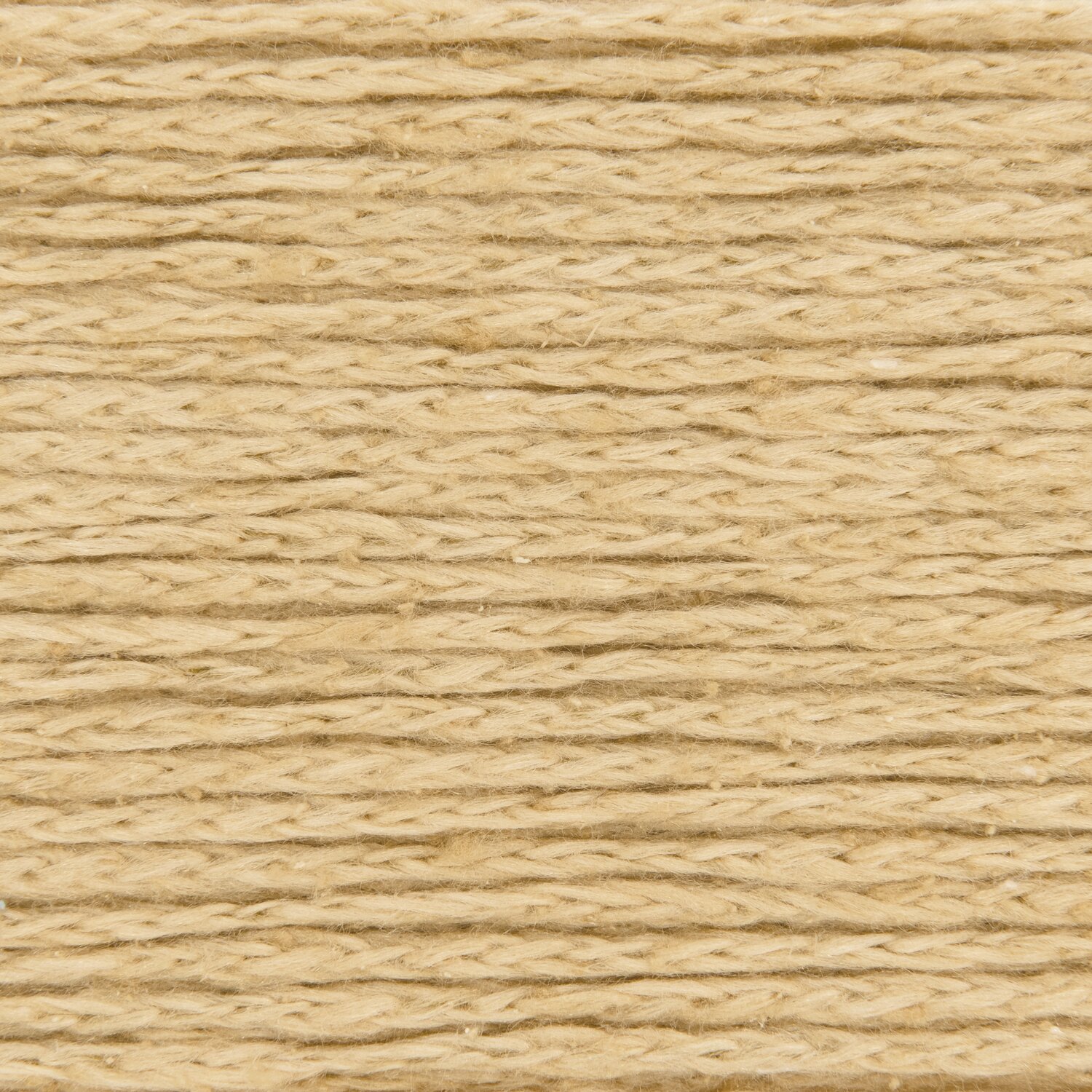 Fashion Silk Blend dk, 50g 210m von Rico Design, Nahaufnahme eines glatten, mehrfädigen Garnknäuels in warmem, hellbeigem Ton für Strick- und Häkelprojekte