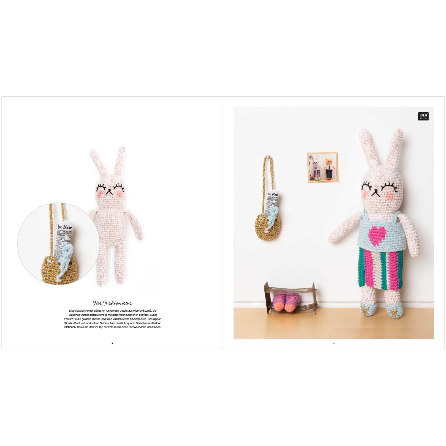 Ricorumi Dress Me deutsch: Ein gehäkeltes Kaninchen mit gestreiftem Kleid und Herzmotiv, dekorativ an der Wand hängend.