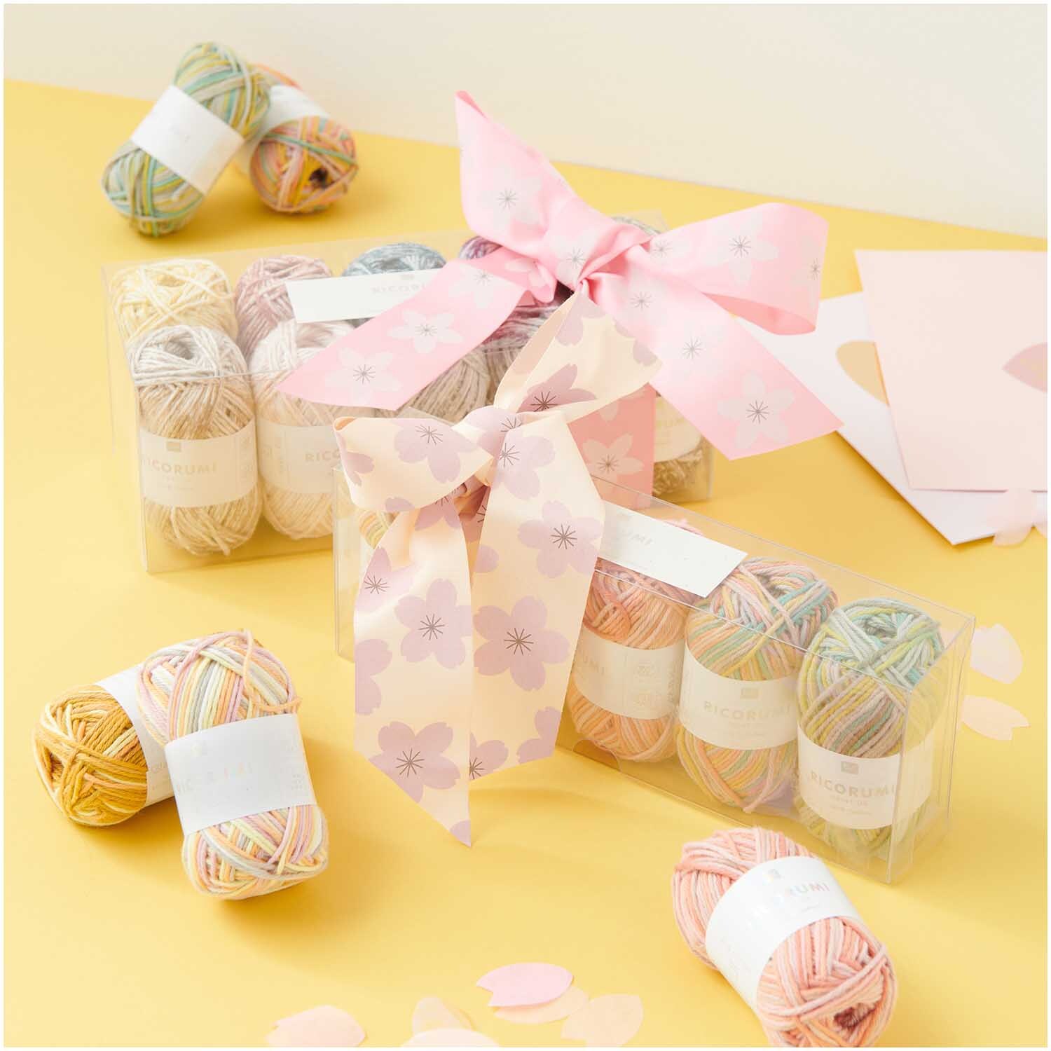 Creative Ricorumi Spray dk Set von Rico Design, präsentiert in dekorativen Geschenkboxen mit Schleifen, ideal für kreative Projekte.