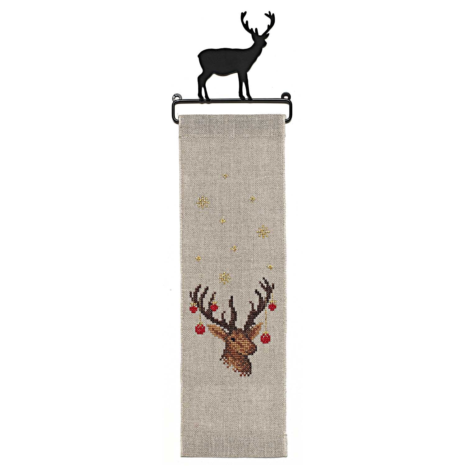 Stickpackung Behang Hirsch 10x32cm zeigt ein gesticktes Hirschmotiv auf beigem Stoff, verziert mit roten Akzenten, von Rico Design.