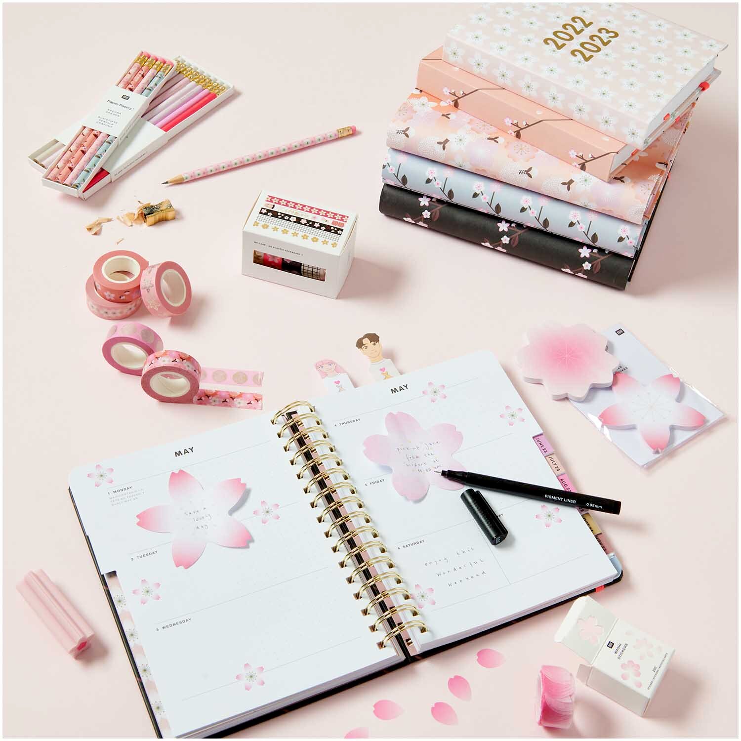 Washi Sticker Blütenblätter 200 Stück von Rico Design auf einem Schreibtisch mit Notizbüchern und Schreibwaren.