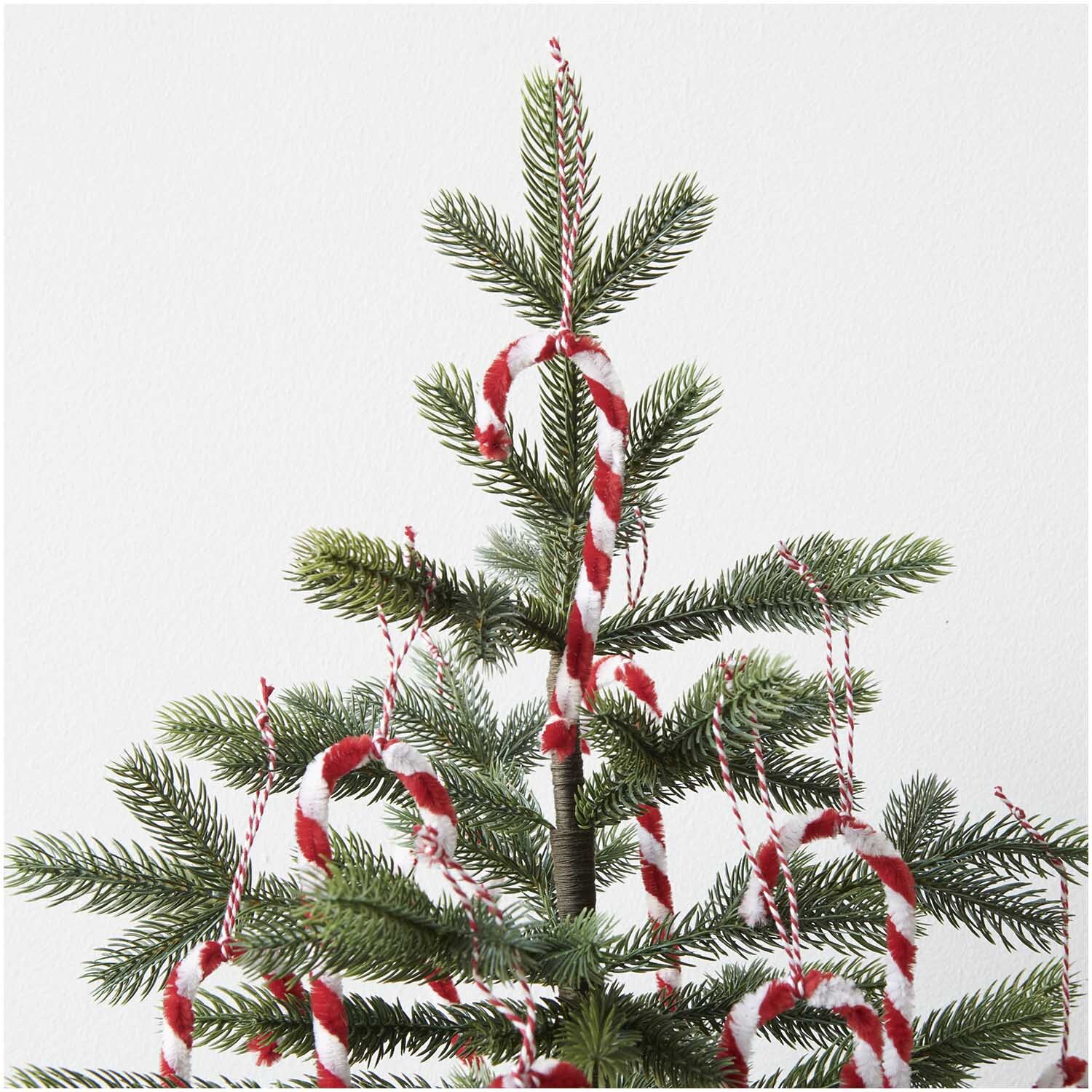 Chenilledraht-Mix 50cm 10 Stück rot & weiß: Dekorativer Draht in Rot-Weiß, um einen Weihnachtsbaum gewickelt. Ideal für festliche Dekorationen.