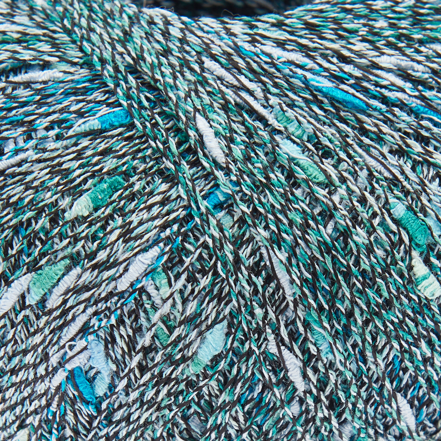 Creative Make It Tweed: Hochwertiges Garn in Blau- und Grüntönen, ideal für Strickprojekte.