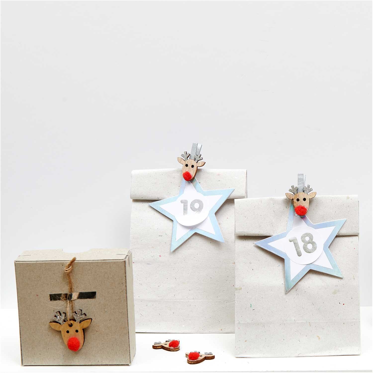 Dekoklammern mit Glitter Rentier von Rico Design: Zwei Geschenktüten mit Rentierklammern in Silber.