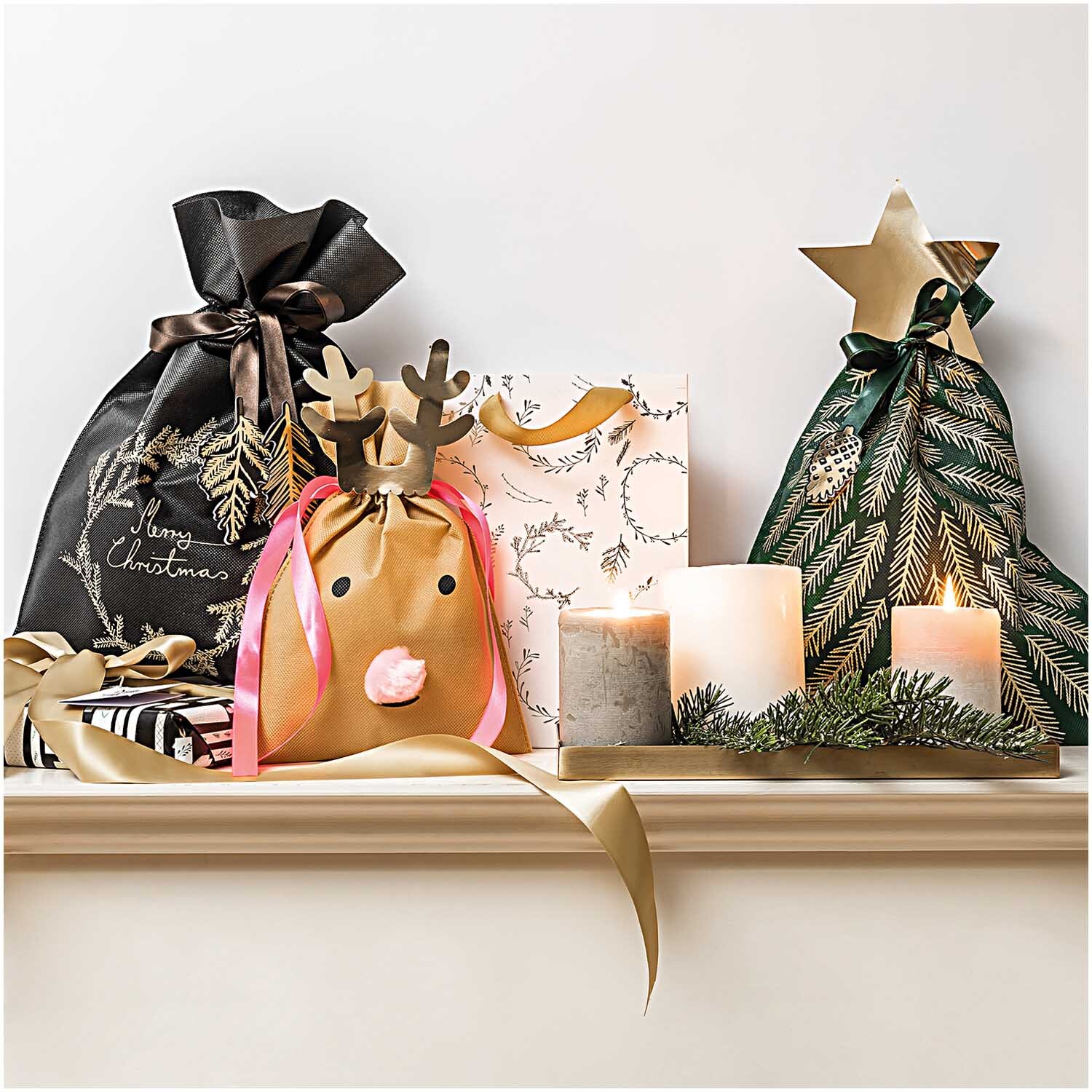 Paper Poetry Geschenktüte Nostalgic Christmas Kranz zeigt festliche Geschenktüten und Kerzen auf einem Regal.