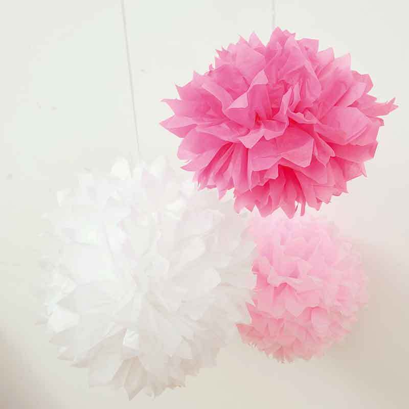 Seidenpapier Pompons 17g/m² 3 Stück in Rosa und Weiß von Rico Design, dekorativ hängend.