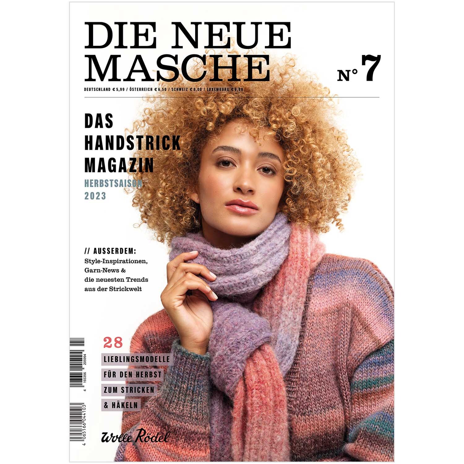 Die Neue Masche Nr. 07 Herbst zeigt eine Frau in bunter Strickjacke und Schal, präsentiert von Wolle Rödel.