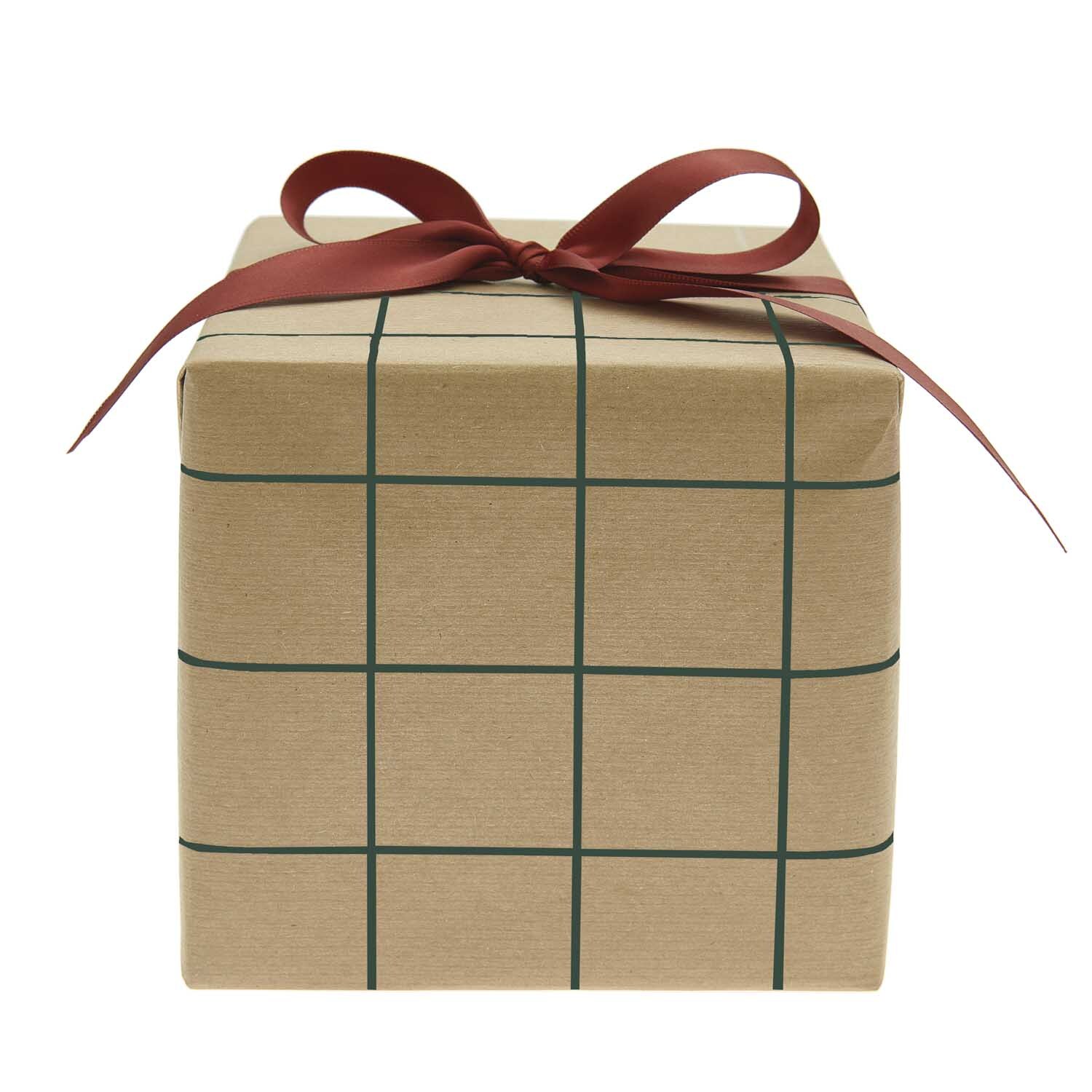 Paper Poetry Geschenkpapier mit grünem Raster auf braunem Kraftpapier, dekoriert mit rotem Band. Ideal für stilvolle Verpackungen.