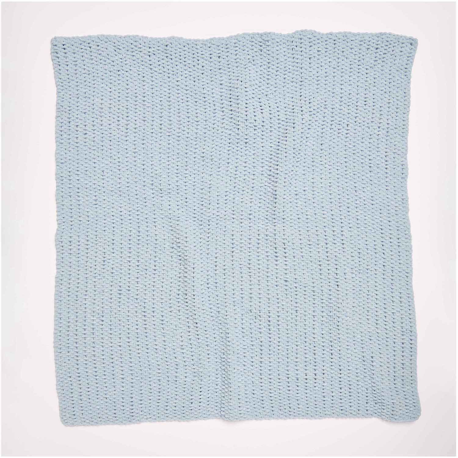 Strickset Decke Modell 17 aus Baby Chenillove in zartem Blau, ideal für gemütliche Stunden.