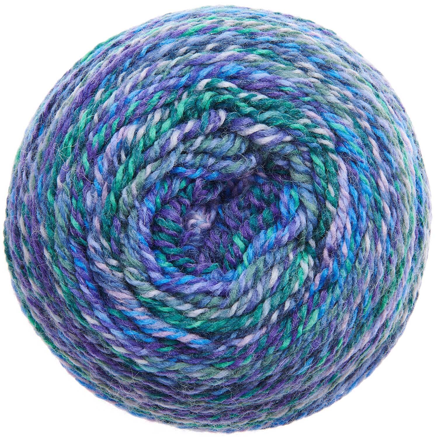 Creative Chic-Unique dk: Ein Knäuel aus mehrfarbigem Garn in Blau- und Grüntönen von Rico Design.