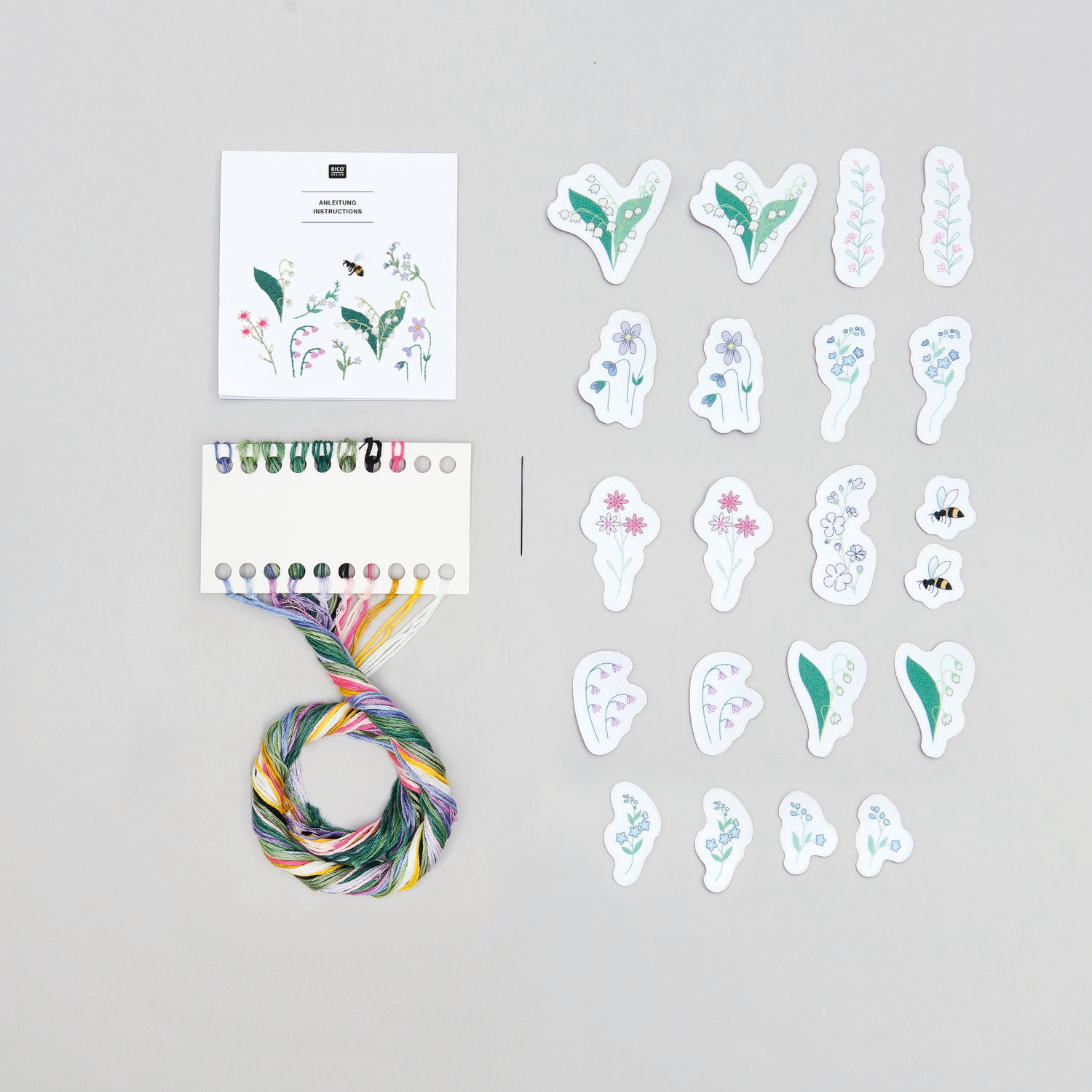 Stick and Stitch Blümchen: Set mit 21 Stickmustern, bunte Fäden und Nadel, ideal für kreative Projekte.