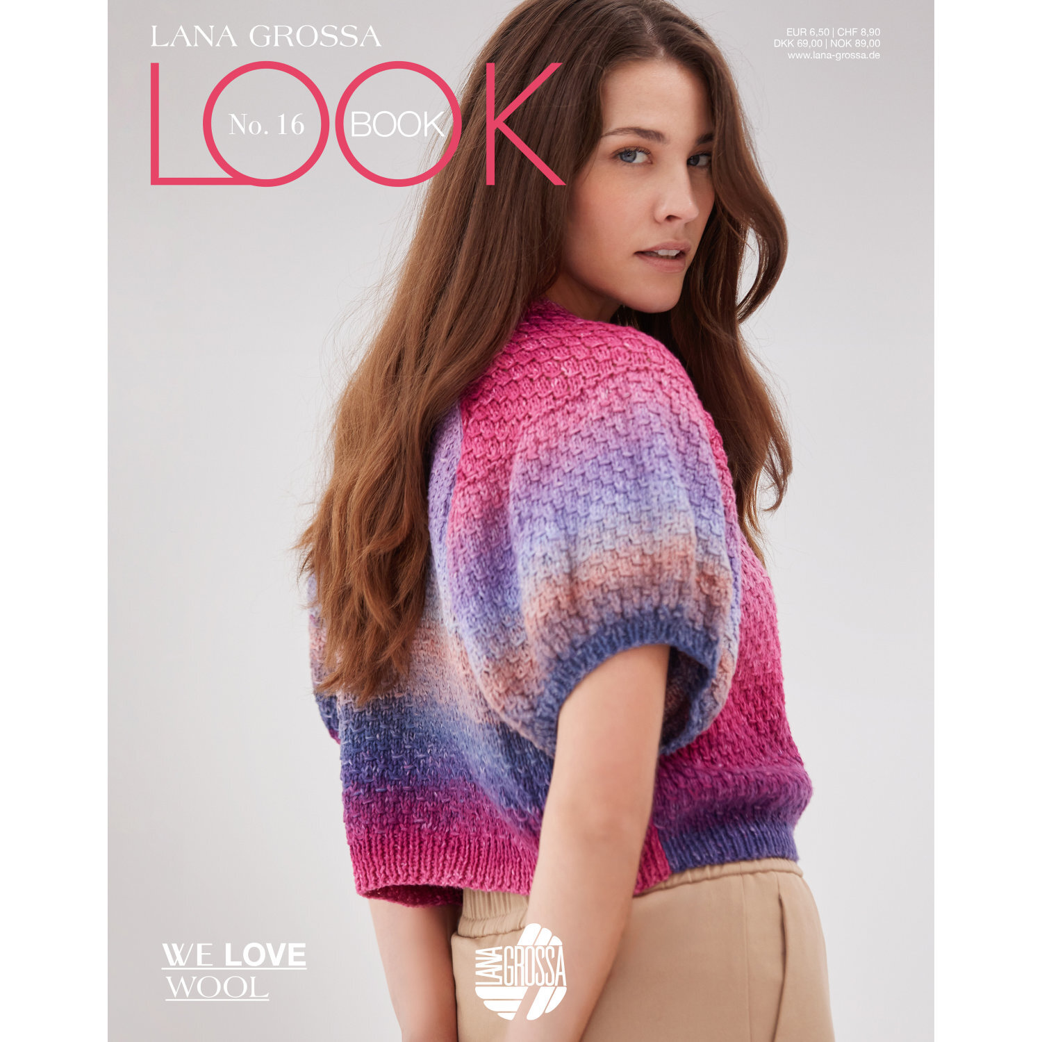 Lookbook Nr. 16: Frau in mehrfarbigem Strickpullover von Lana Grossa, Hintergrund in neutralem Grau.