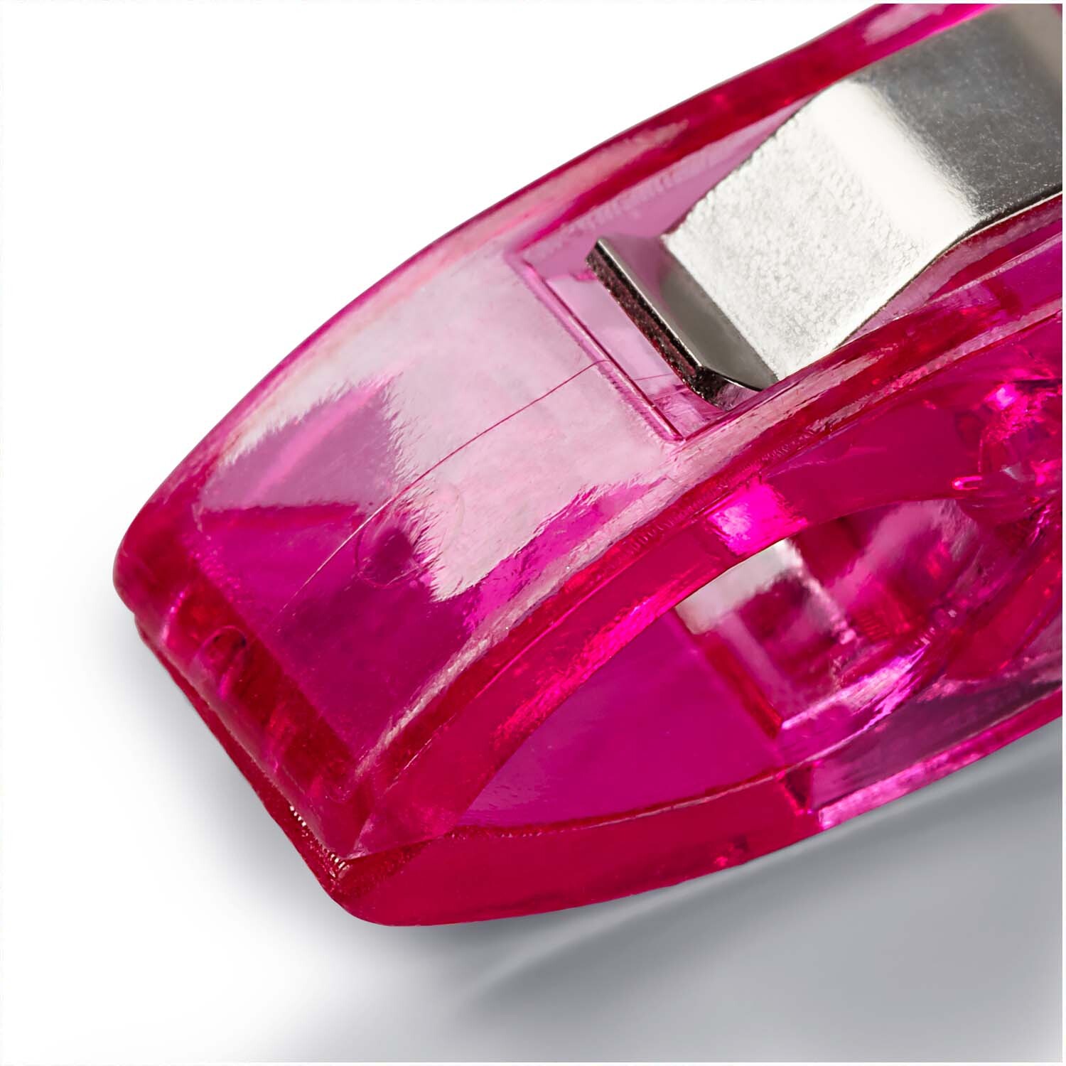 Stoff-Clips 2,6cm 12 Stück: Nahaufnahme eines transparenten, pinken Clips von Prym auf weißem Hintergrund.
