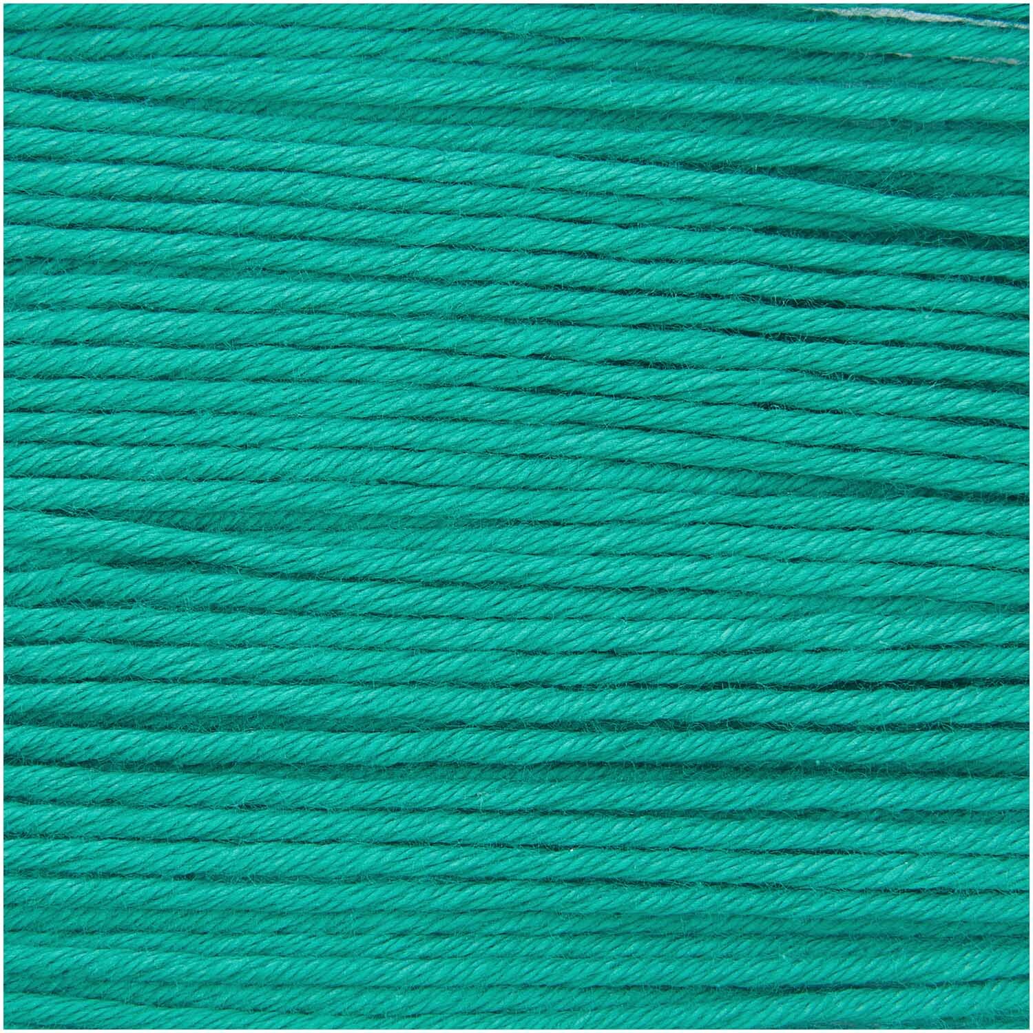 Essentials Organic Cotton aran von Rico Design in Aqua, 50g 90m. Nahaufnahme von weichem, aqua-farbenem Garn.