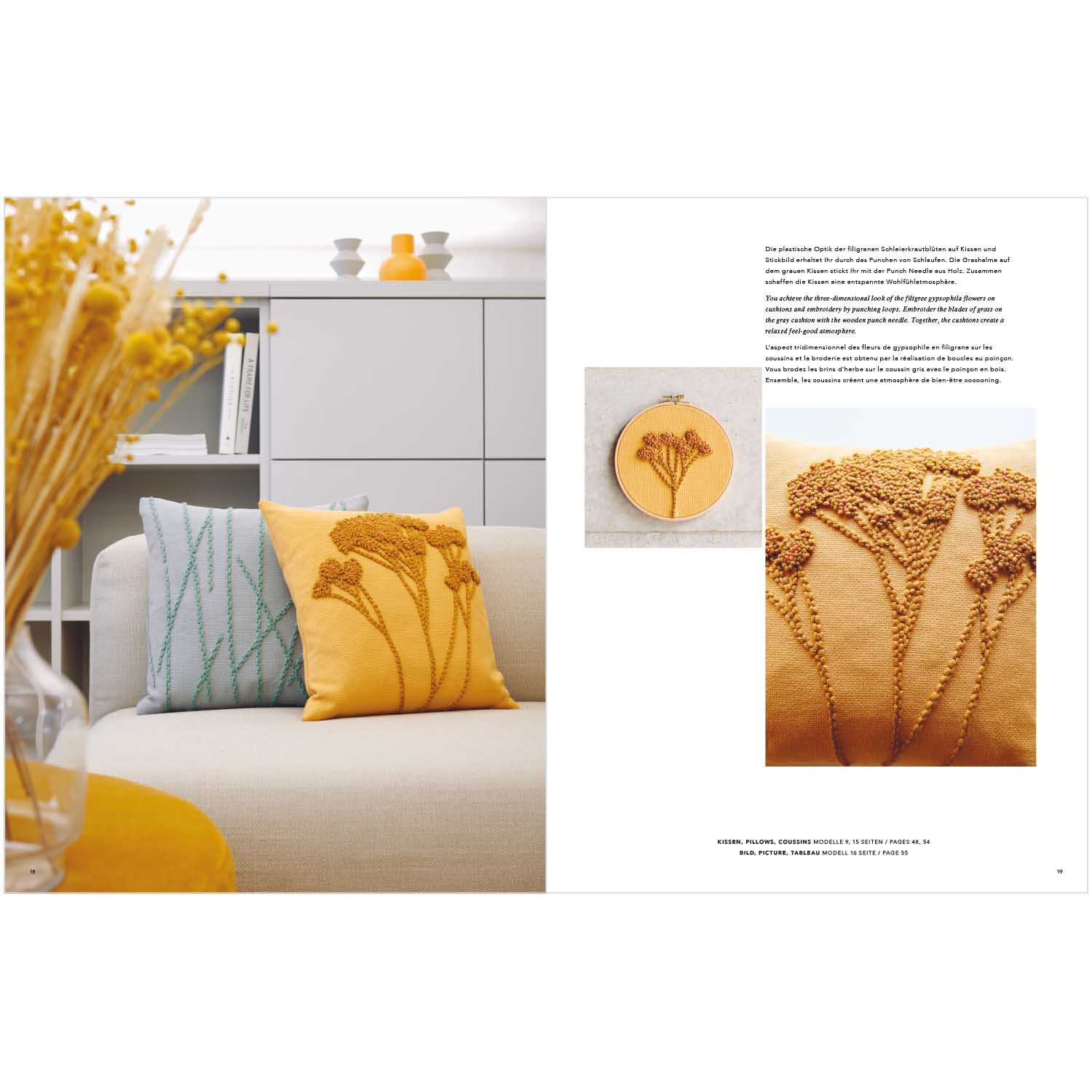 Stickbuch Punch Needle Nr. 4 Transformation zeigt ein gelbes Kissen mit floralen Mustern auf einem Sofa.