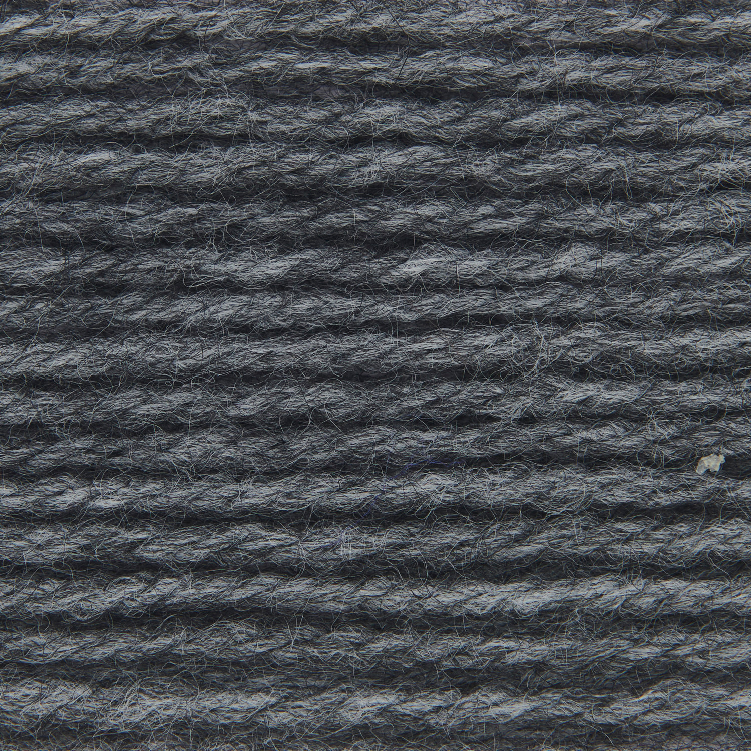 Soft Alpaca von Rico Design in Anthrazit, 50g 125m. Nahaufnahme von weicher, dunkler Alpakawolle. Ideal für Strickprojekte.