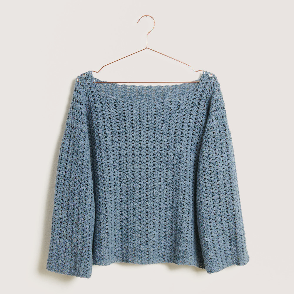 Pullover auf grauem Hintergrund – zum Häkelset