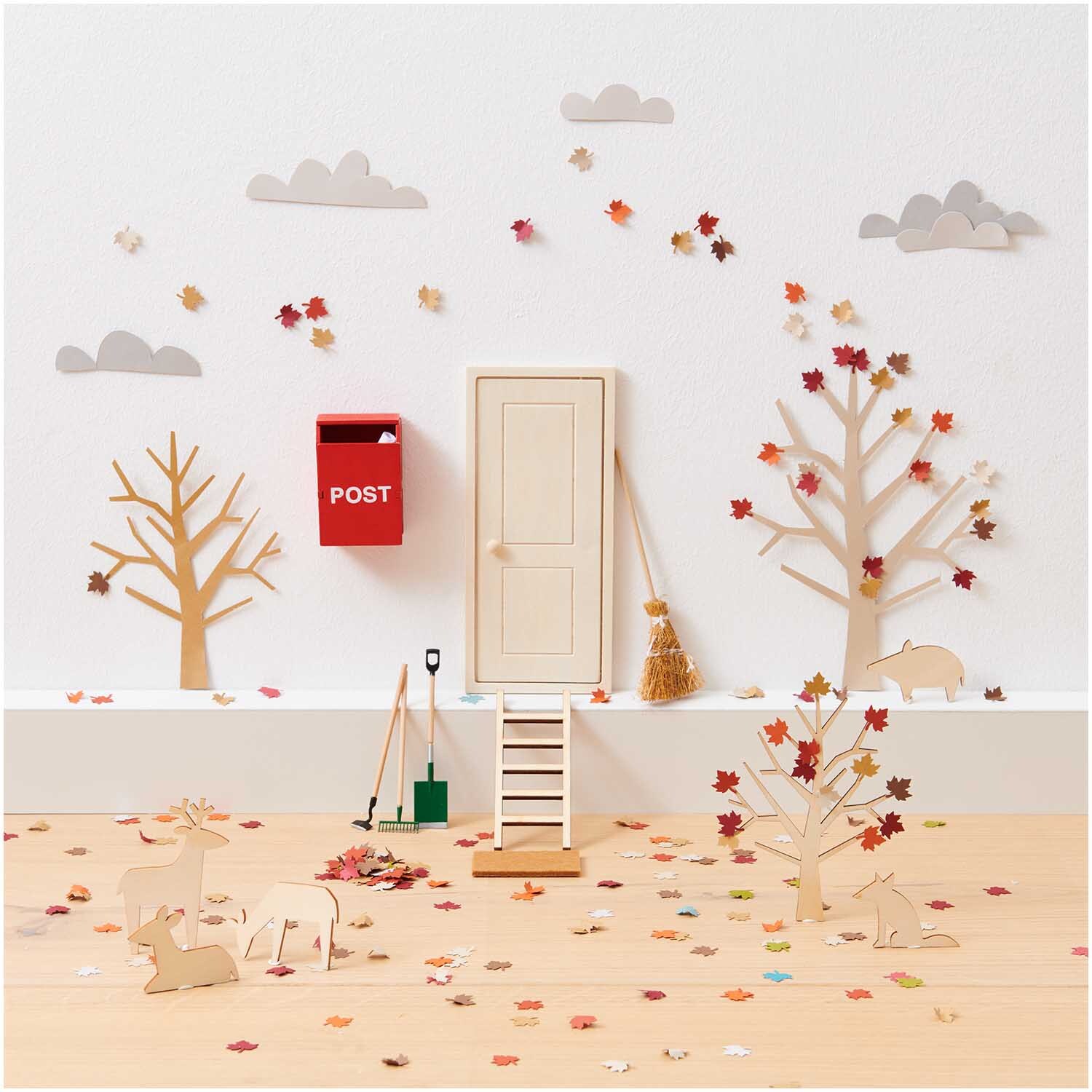 Miniatur Wichteltür natur 7,2x17,6cm mit herbstlicher Dekoration, Bäumen und rotem Briefkasten. Ideal für kreative Bastelprojekte.