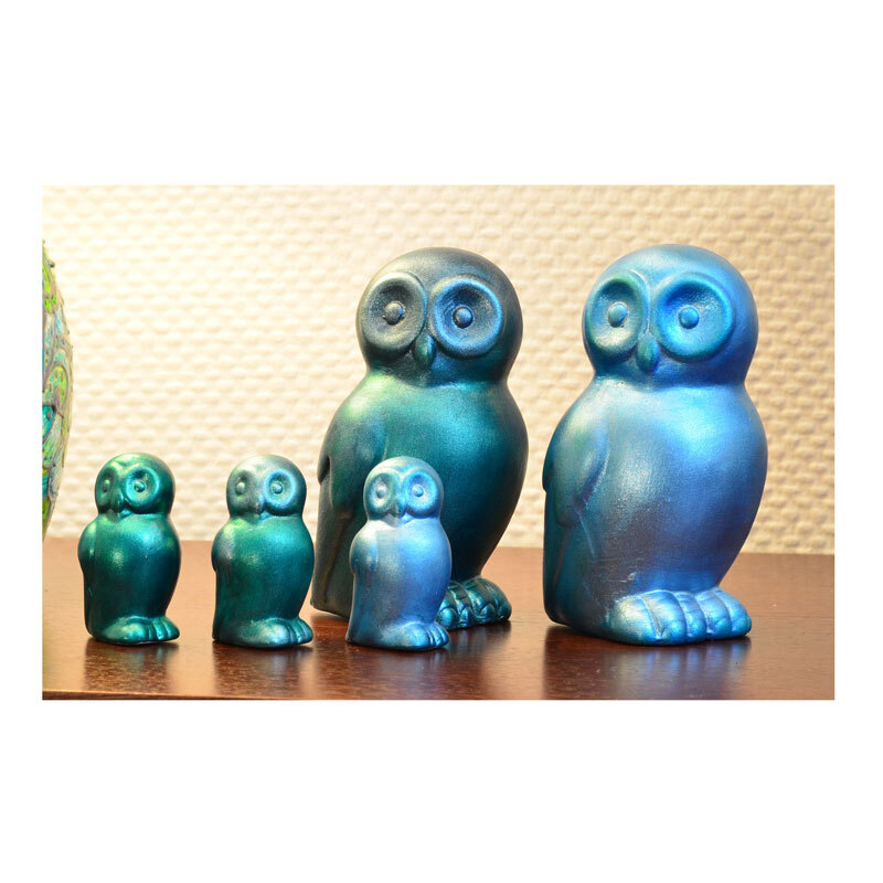 Maya Gold 45ml: Vier Eulenfiguren in schimmerndem Blau von Viva Decor auf einem Tisch.