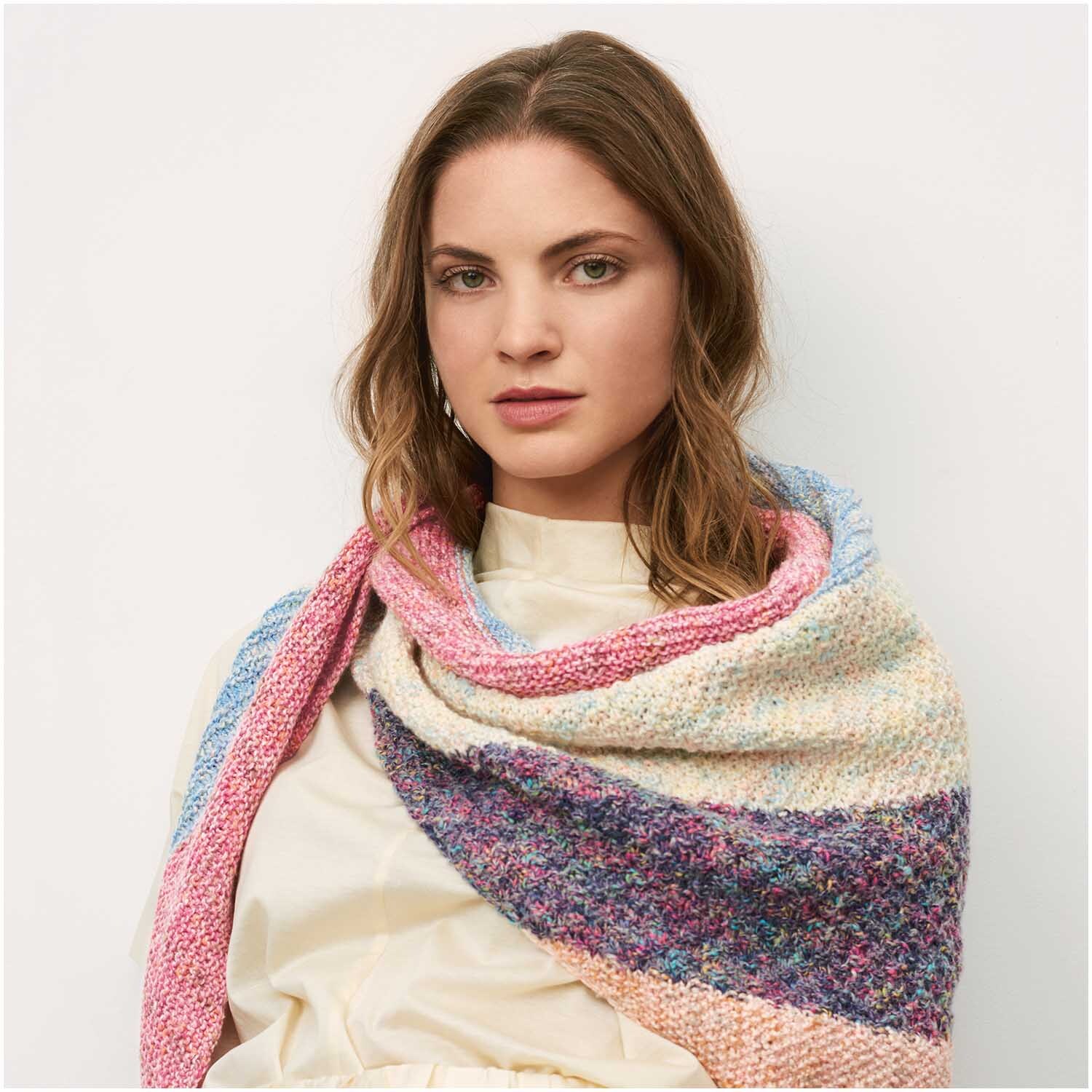 Creative Lazy Hazy Summer Cotton dk: Frau trägt gestrickten Schal in Blau und Naturtönen von Rico Design.