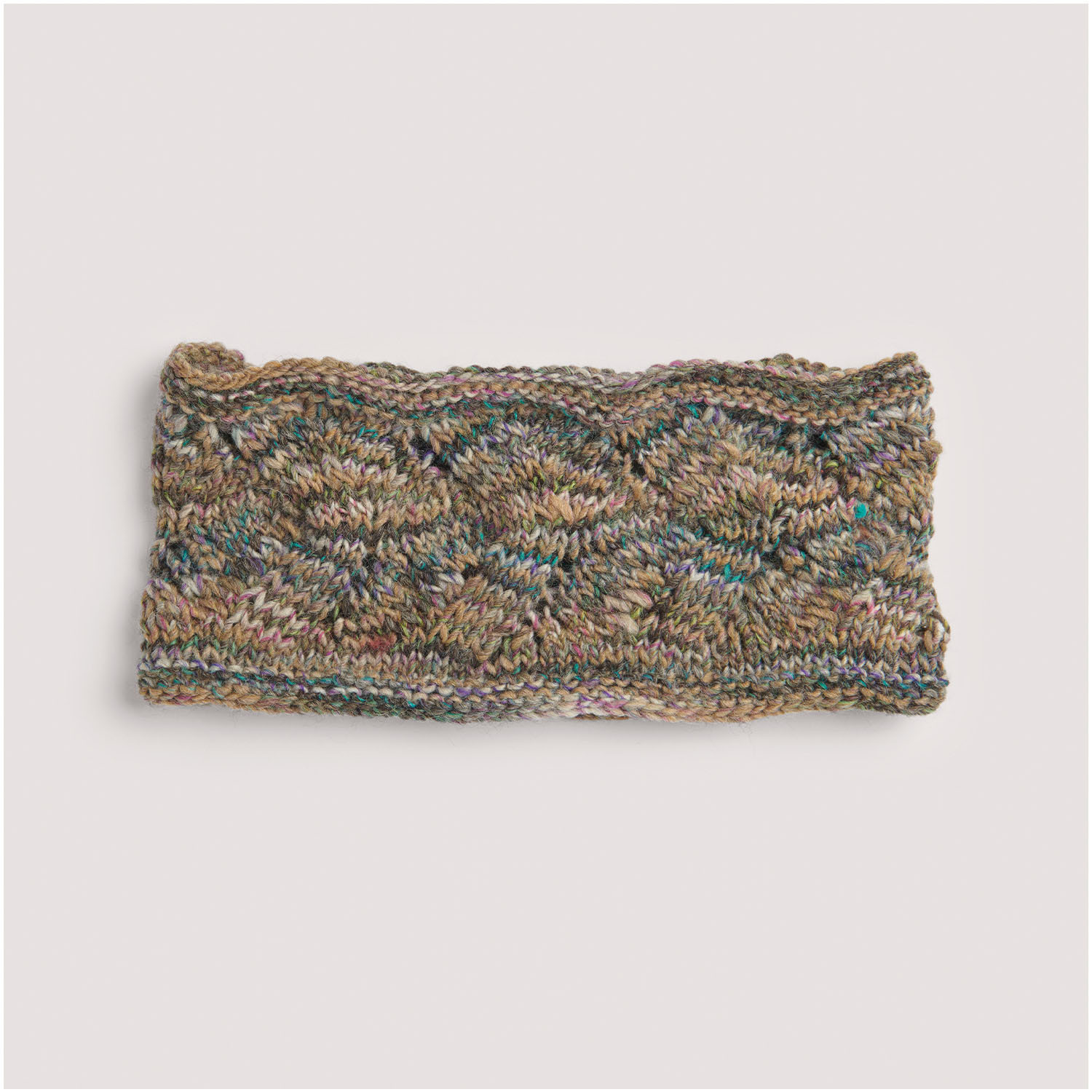 Strickset Stirnband Modell 25 aus Die Neue Masche Nr. 8, mehrfarbiges Stirnband mit Zopfmuster auf hellem Hintergrund.