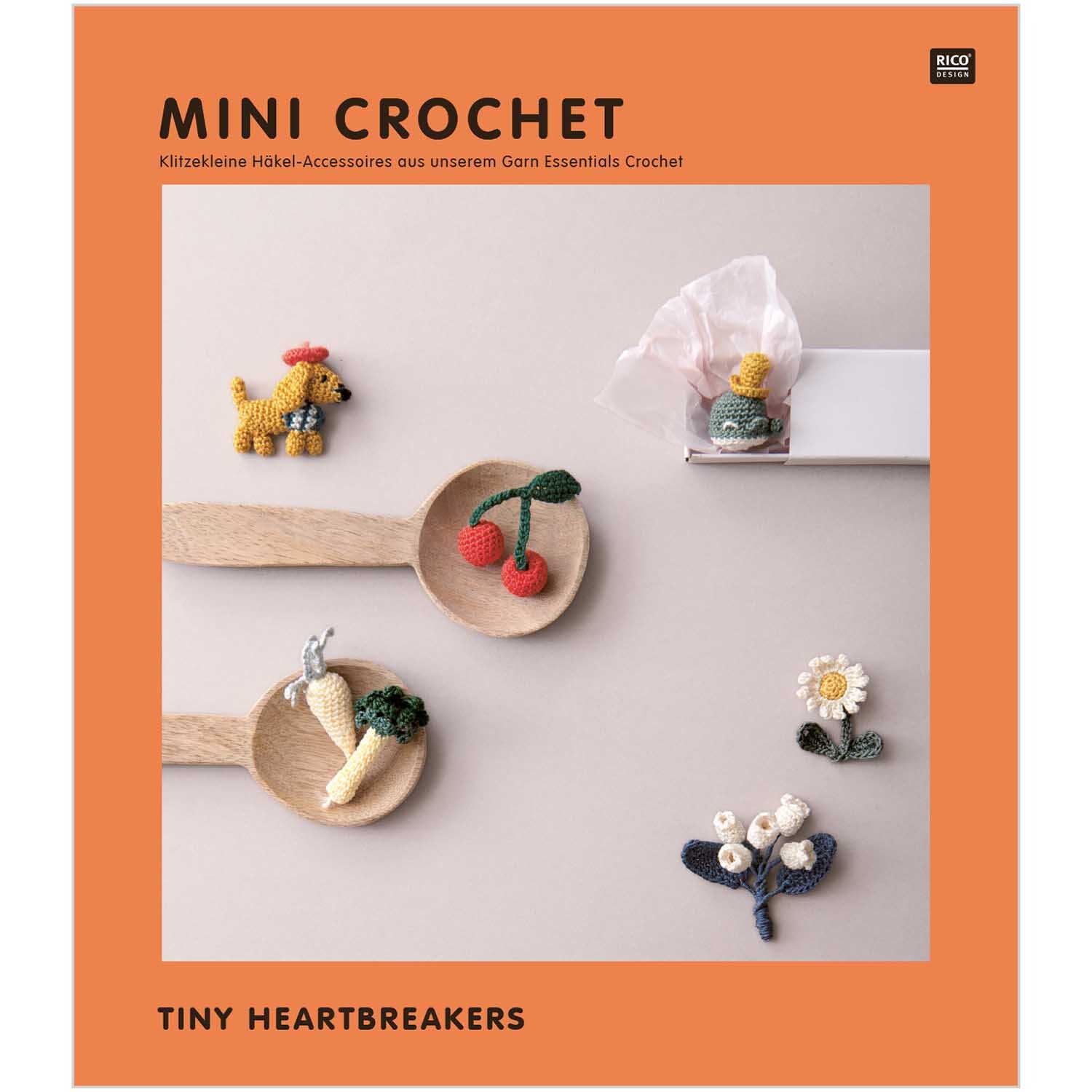 Mini Crochet Tiny Heartbreakers: Kreative Häkel-Accessoires von Rico Design auf Holzlöffeln.