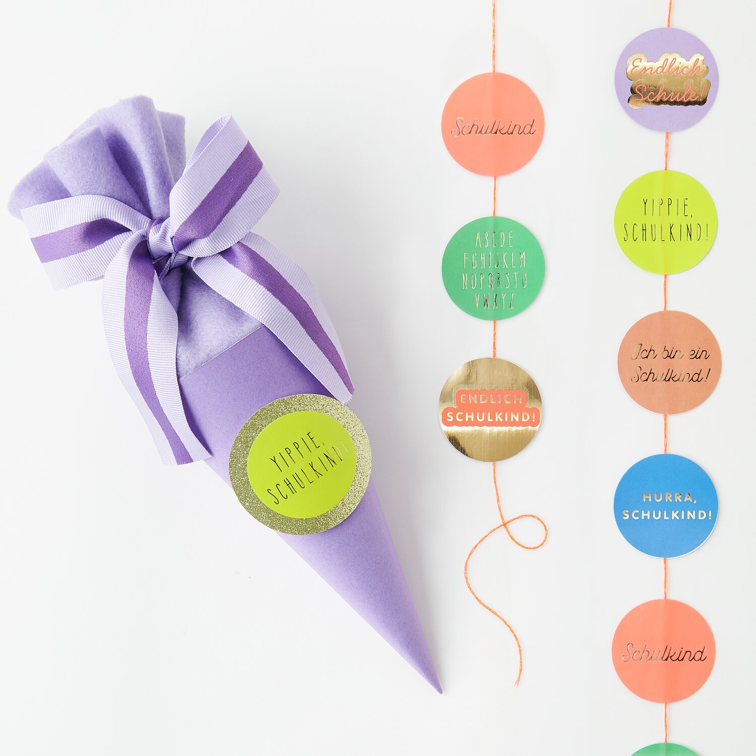 Schultüte Rohling mit Filzverschluss in Violett, dekoriert mit Paper Poetry Sticker Schulkind. Ideal für den Schulanfang.