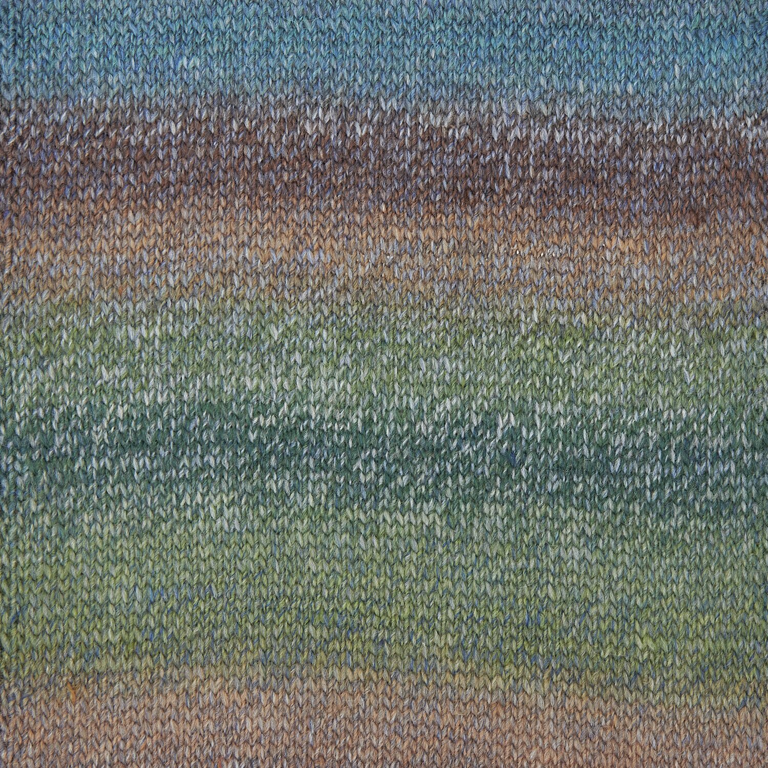Creative Melange Alpaca Wonderball dk, gestrickt in sanften Blau-, Braun- und Grüntönen. Perfekt für Winterprojekte.