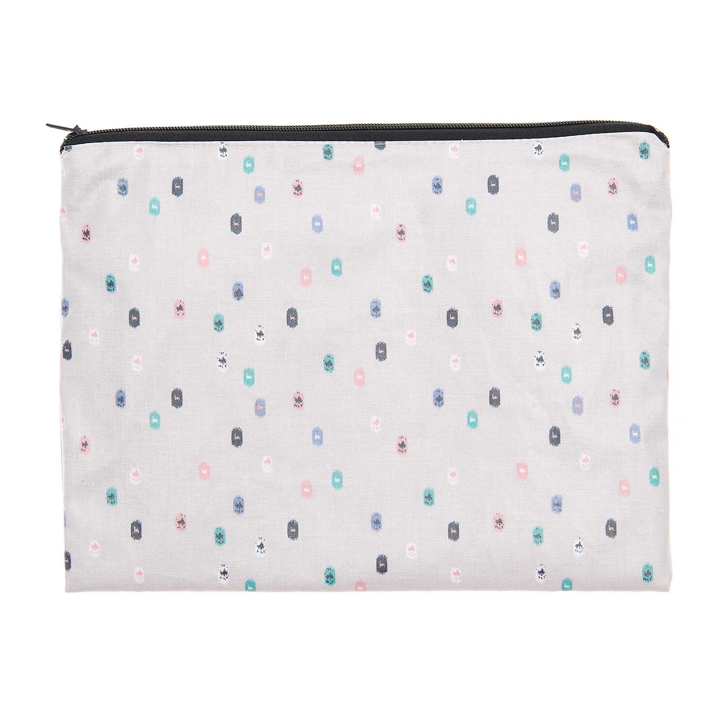 Pouch Travel the World flieder 17x23cm mit buntem Muster auf hellem Hintergrund, ideal für Reisen.