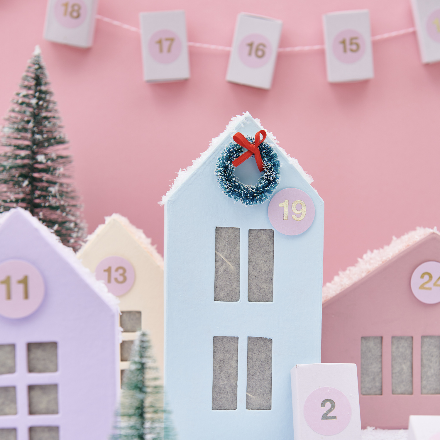 Bastelanleitung Adventskalender Pappmaché-Häuser von Rico Design