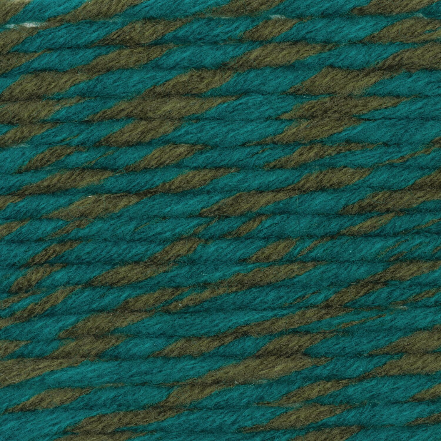 Essentials Big Duo, 50g 47m, zeigt ein Garn in Hellpetrol und Oliv von Rico Design. Ideal für Strickprojekte.