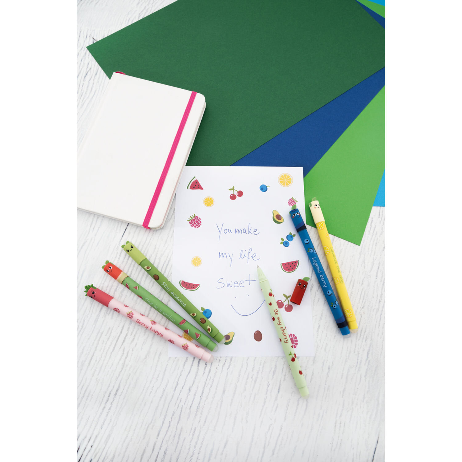 Gelschreiber Fruity Erase it, Eberhard Faber, liegen bunt dekoriert neben Notizbuch und Karte mit Früchtemotiv auf hellem Schreibtisch für kreatives Schreiben