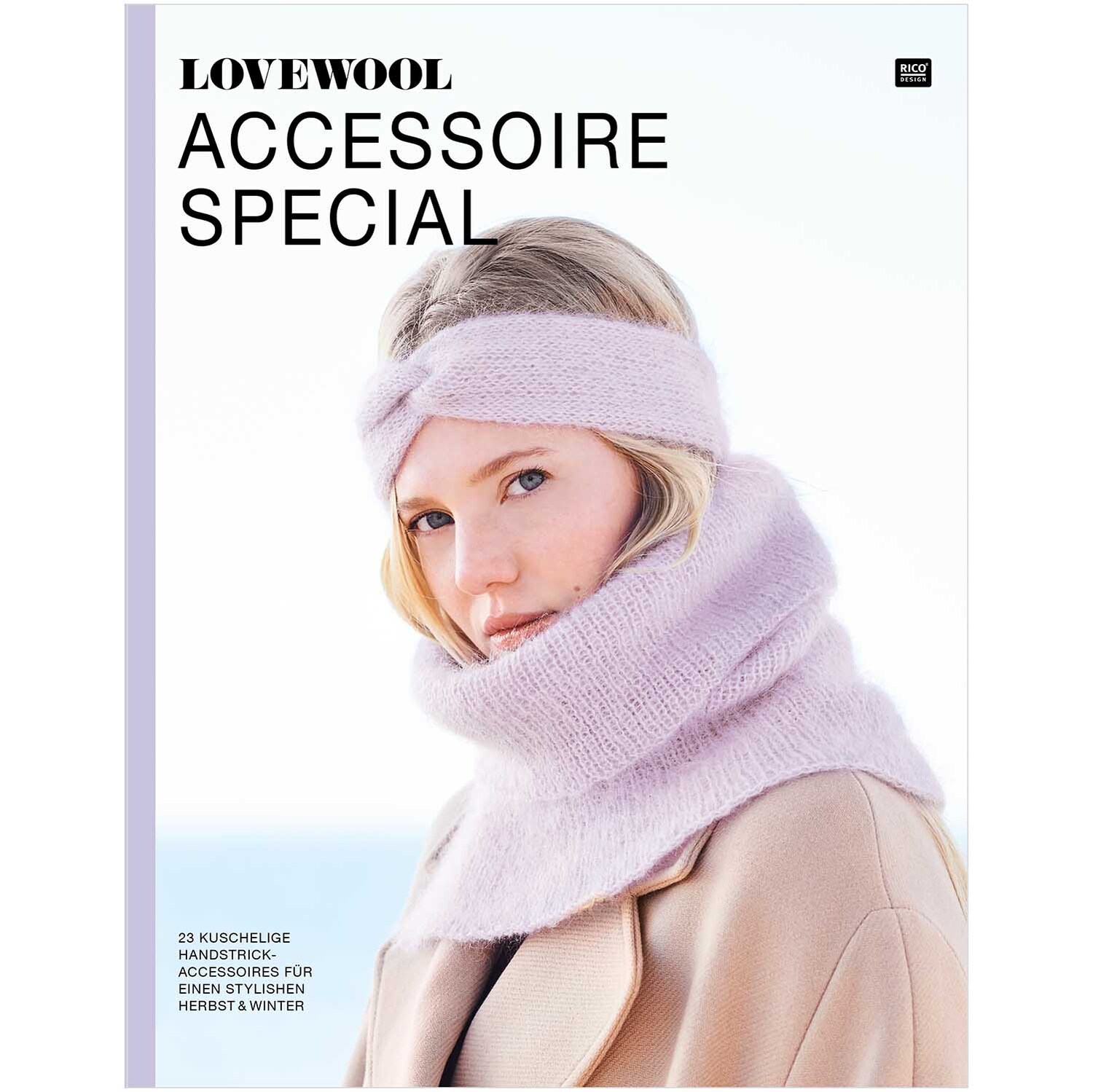 Accessoire Special: Frau mit fliederfarbenem Stirnband und Schal von Rico Design, stilvoll für Herbst und Winter.