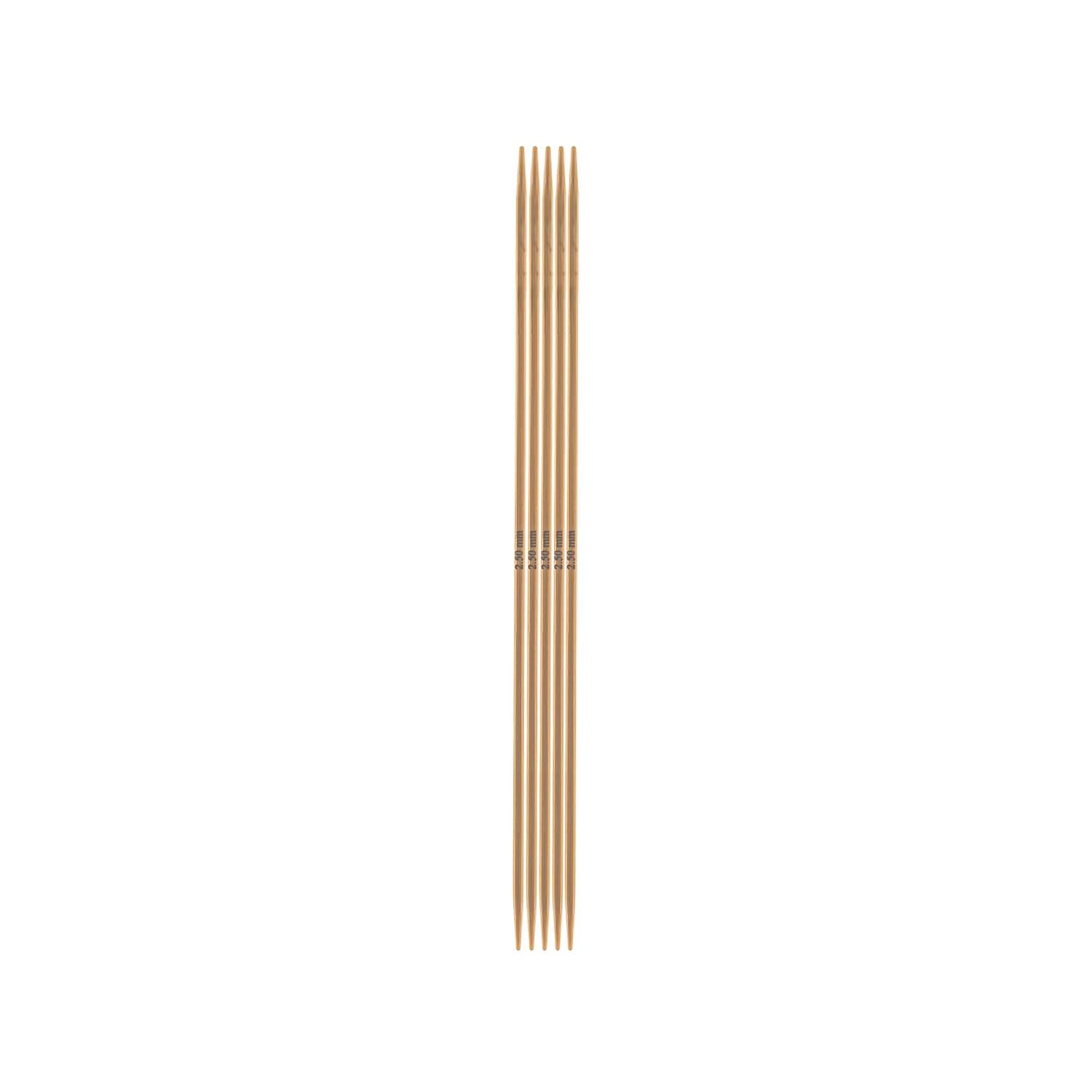 Nadelspiel 15cm Bambus von Rico Design, bestehend aus fünf glatten, hellbraunen Stricknadeln. Ideal für Strickprojekte.