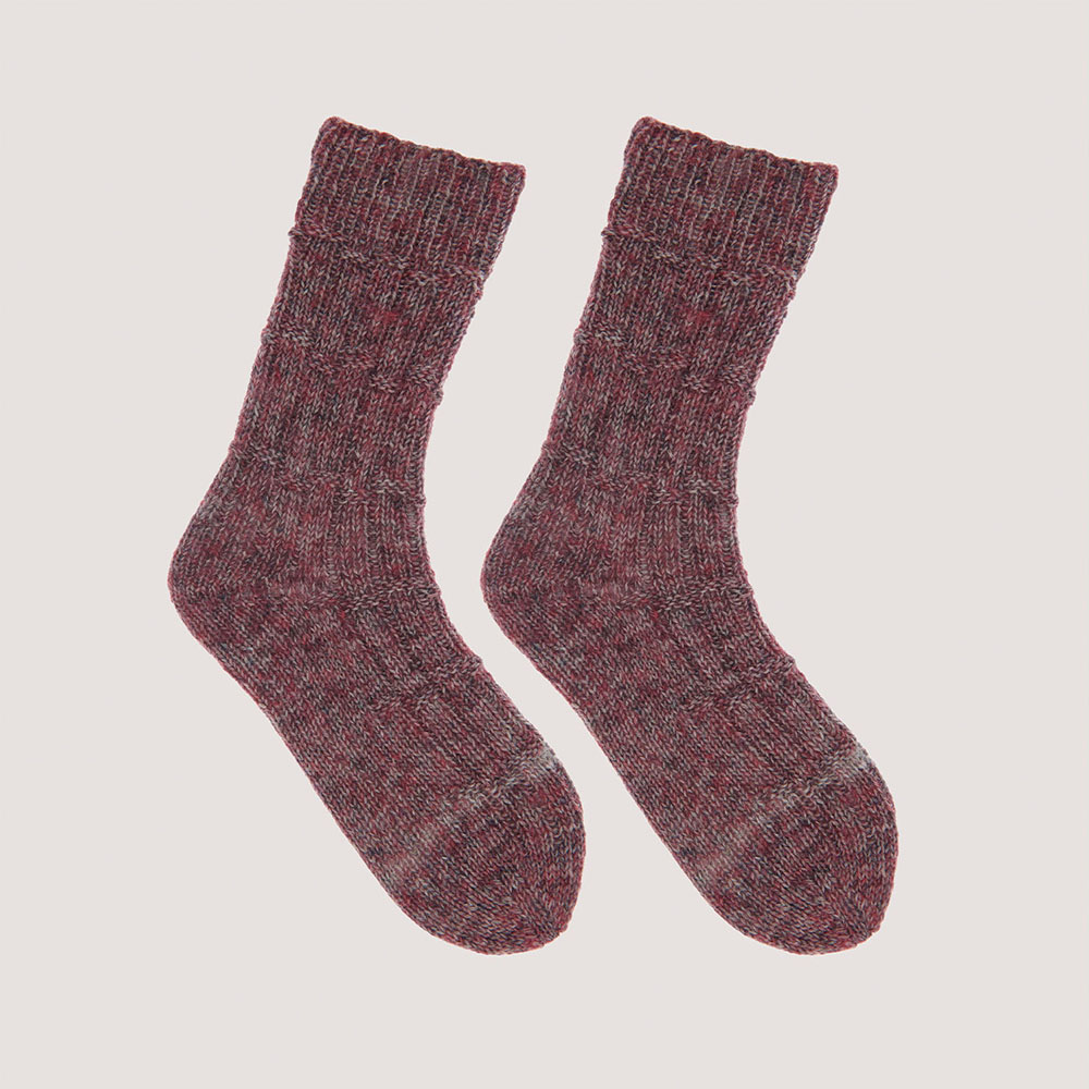 Socken auf grauem Hintergrund – zum Strickset