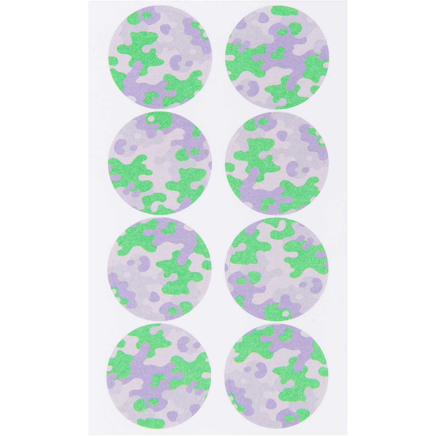 Paper Poetry Sticker Camouflage 4 Blatt: Runde Sticker mit grün-lila Tarnmuster von Rico Design auf weißem Hintergrund.